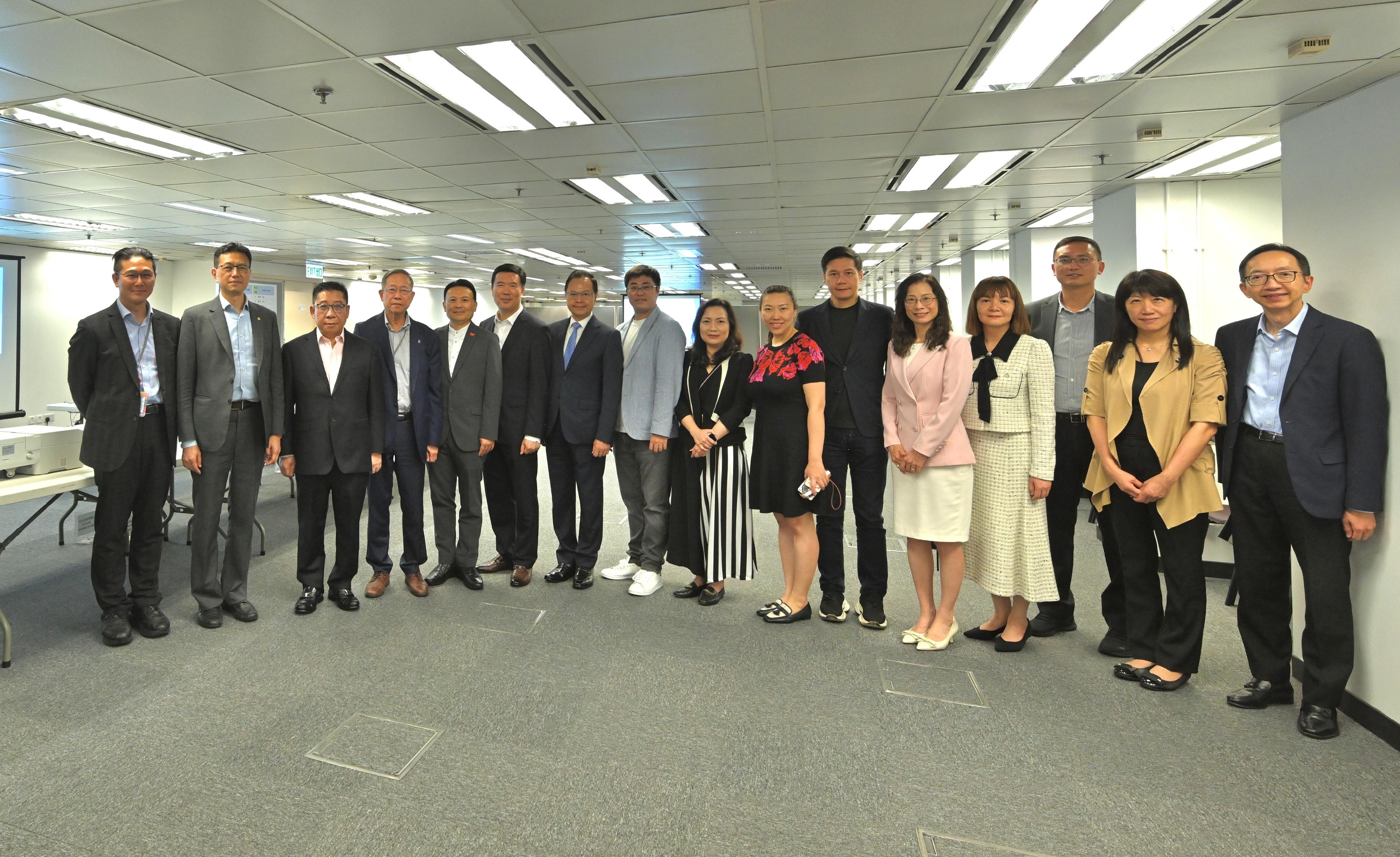 The Registration and Electoral Office (REO) today (October 13) hosted a briefing and demonstration session for Legislative Council (LegCo) members on the operation of the electronic counting system to be adopted in the functional constituencies in the LegCo General Election this year. Photo shows (from left) LegCo Members Mr Dennis Leung, Mr Stanley Ng, Dr So Cheung-wing, Mr Lai Tung-kwok, Mr Chan Yung, Mr Erik Yim, Mr Chan Siu-hung, Dr Ngan Man-yu, Ms Carmen Kan, Ms Nixie Lam, Dr Johnny Ng and Ms Maggie Chan; the Acting Permanent Secretary for Constitutional and Mainland Affairs, Ms Maisie Chan; LegCo Member Mr Chun-keung; the Chief Electoral Officer of the REO, Ms Natalie Chan; and Deputy Secretary for Constitutional and Mainland Affairs Mr Raymond Sy. 