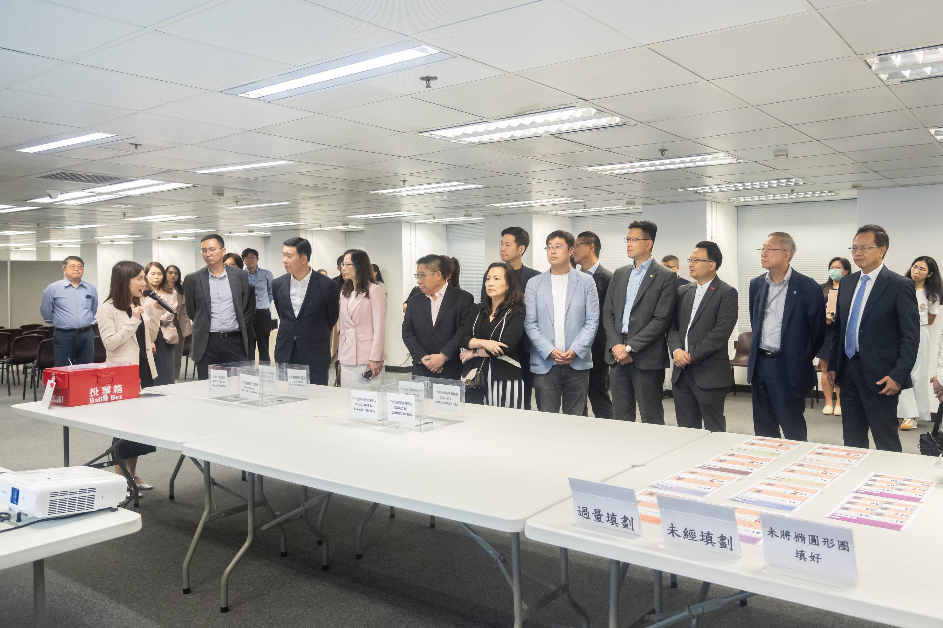 The Legislative Council (LegCo) Panel on Constitutional Affairs visited the Registration and Electoral Office (REO) today (October 13) to observe a demonstration of the electronic counting system (ECS) for the functional constituency election of the LegCo General Election.
