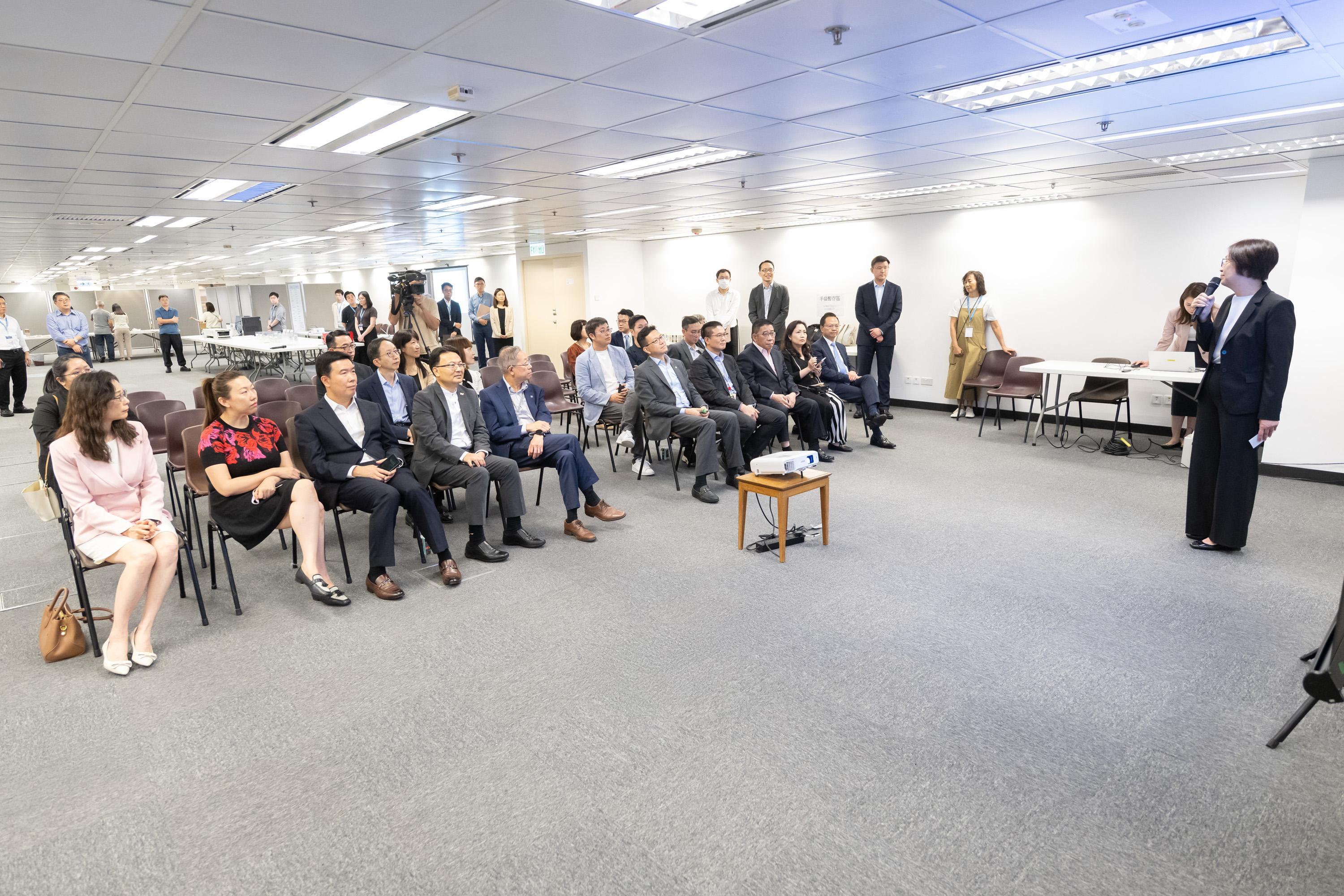 The Legislative Council (LegCo) Panel on Constitutional Affairs visited the Registration and Electoral Office (REO) today (October 13) to observe a demonstration of the electronic counting system (ECS) for the functional constituency election of the LegCo General Election. LegCo Members received a briefing by representatives of the Administration on the design and operation of the ECS.
