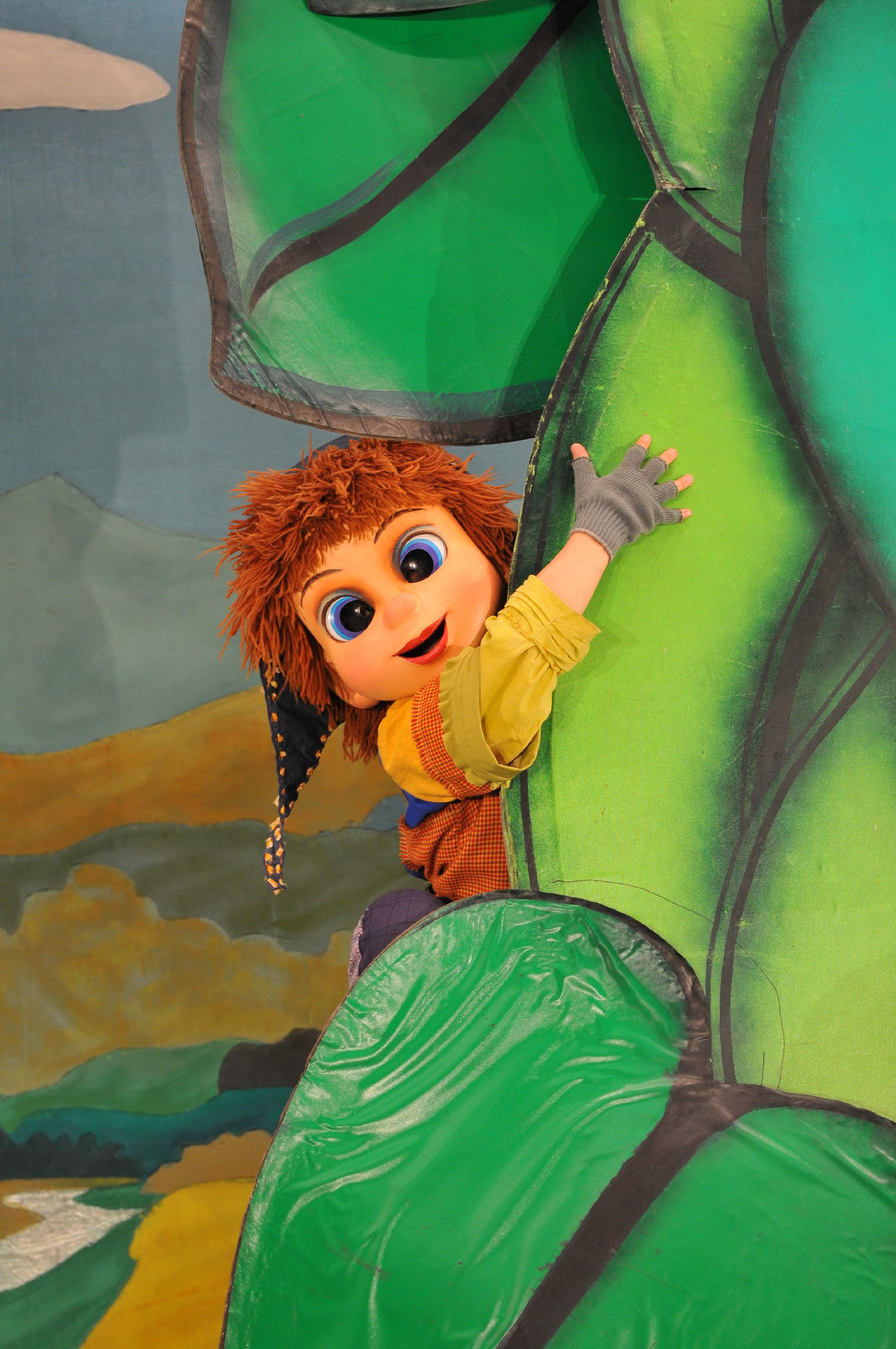 康樂及文化事務署邀得來自日本的飛行船劇團於十一月再度來港演出人偶音樂劇《傑克與魔豆》。圖示《傑克與魔豆》劇照。