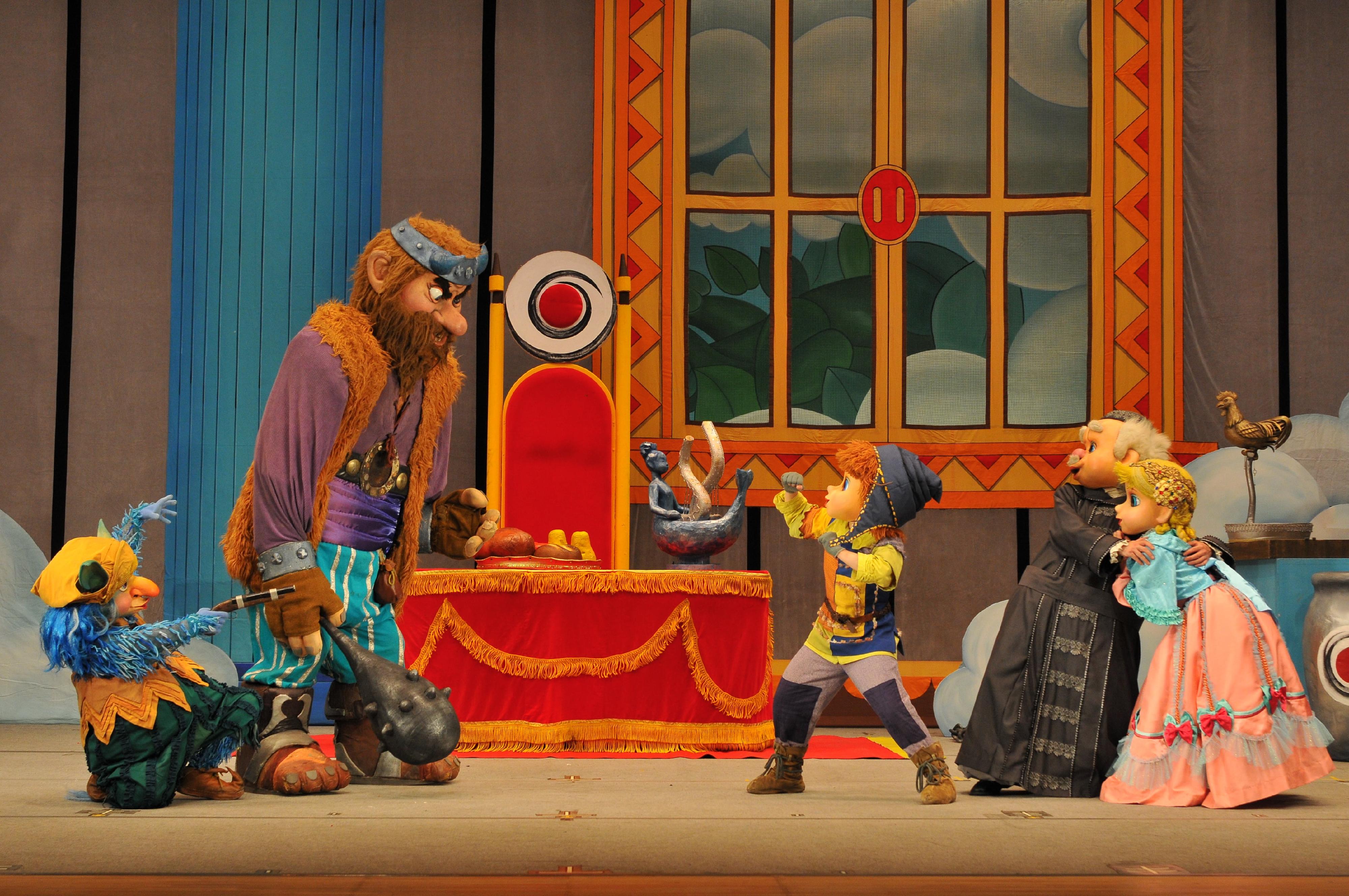 康樂及文化事務署邀得來自日本的飛行船劇團於十一月再度來港演出人偶音樂劇《傑克與魔豆》。圖示《傑克與魔豆》劇照。