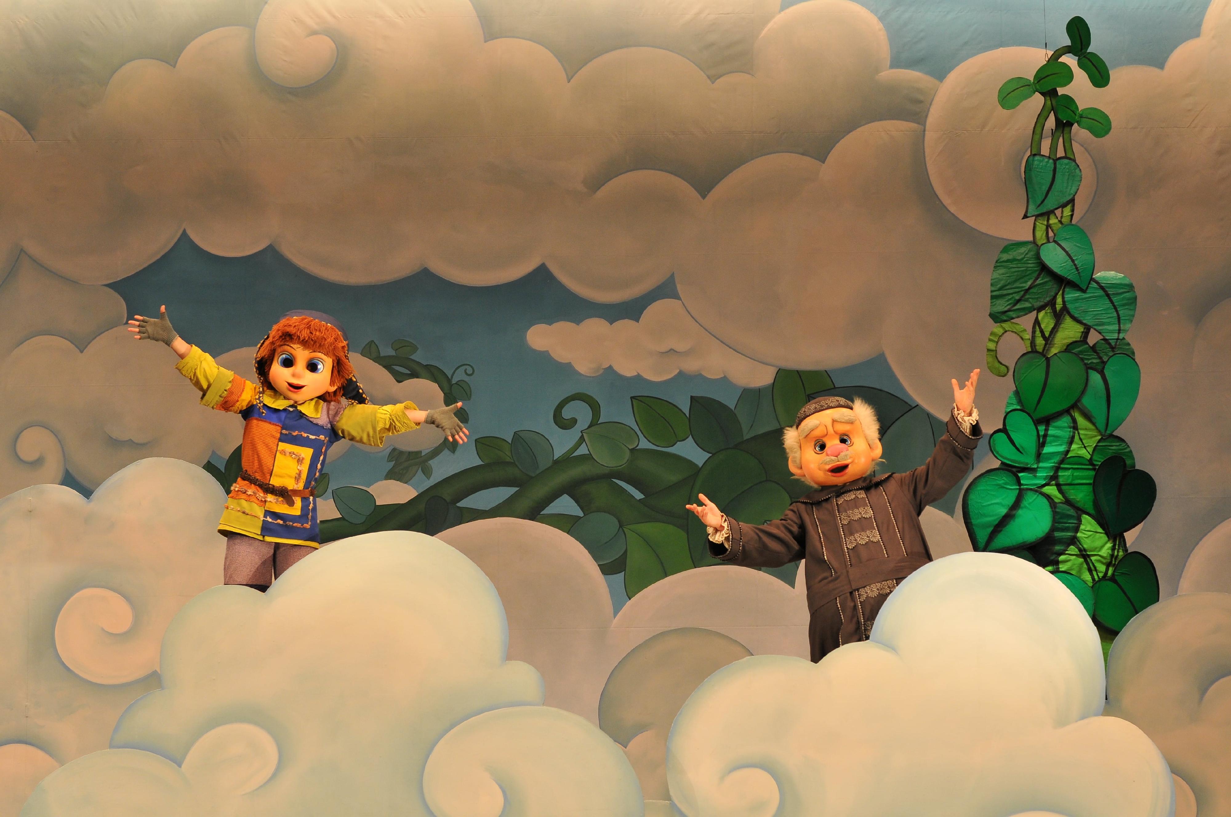 康樂及文化事務署邀得來自日本的飛行船劇團於十一月再度來港演出人偶音樂劇《傑克與魔豆》。圖示《傑克與魔豆》劇照。