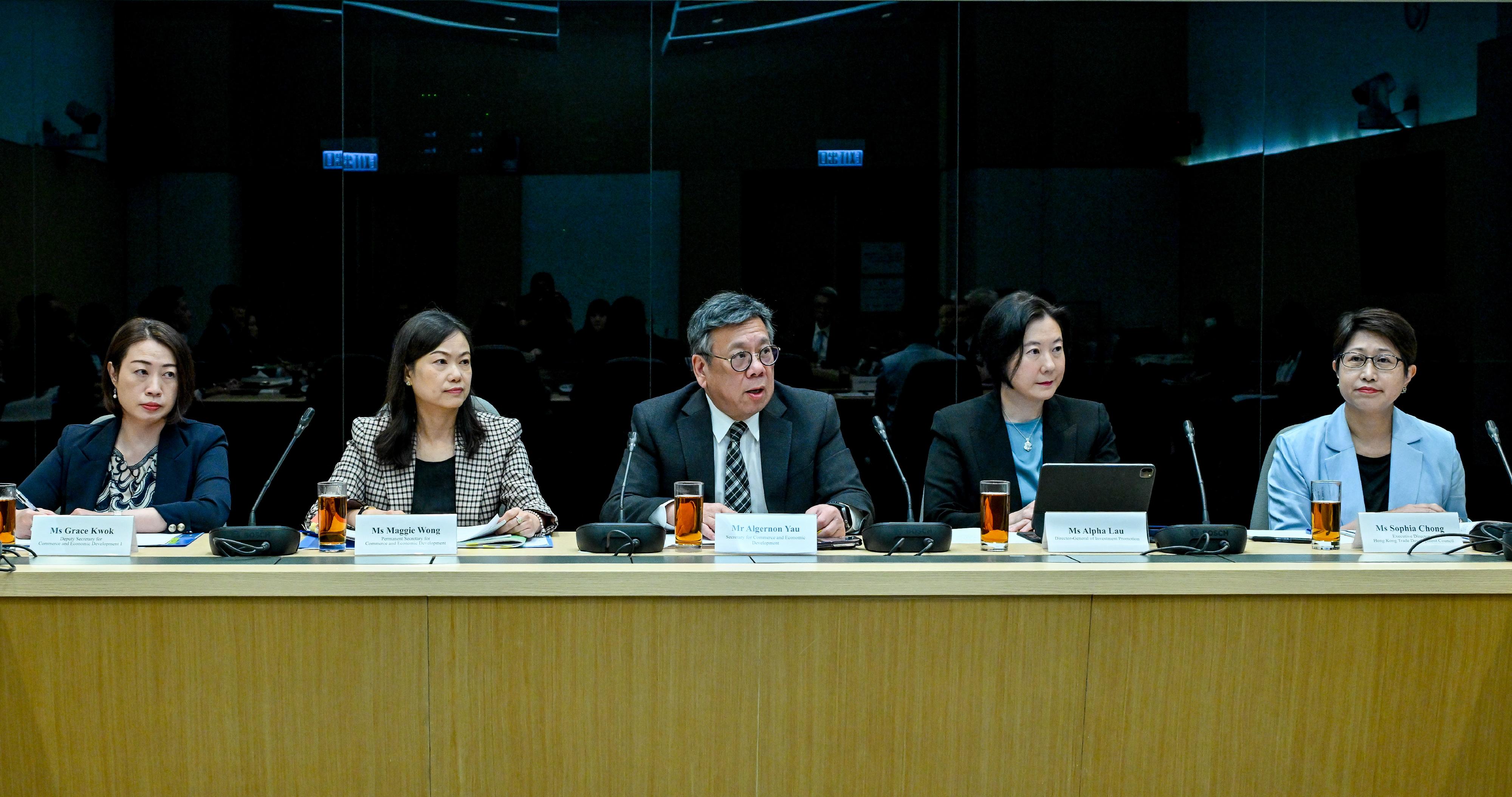 The Secretary for Commerce and Economic Development, Mr Algernon Yau (centre), chairs the first meeting of the steering committee for the Task Force on Supporting Mainland Enterprises in Going Global today (October 14) with other members including the Permanent Secretary for Commerce and Economic Development, Ms Maggie Wong (second left), the Director-General of Investment Promotion of Invest Hong Kong, Ms Alpha Lau (second right), the Executive Director of the Hong Kong Trade Development Council, Ms Sophia Chong (first right). Deputy Secretary for Commerce and Economic Development, Ms Grace Kwok (first left) also attended the meeting.


