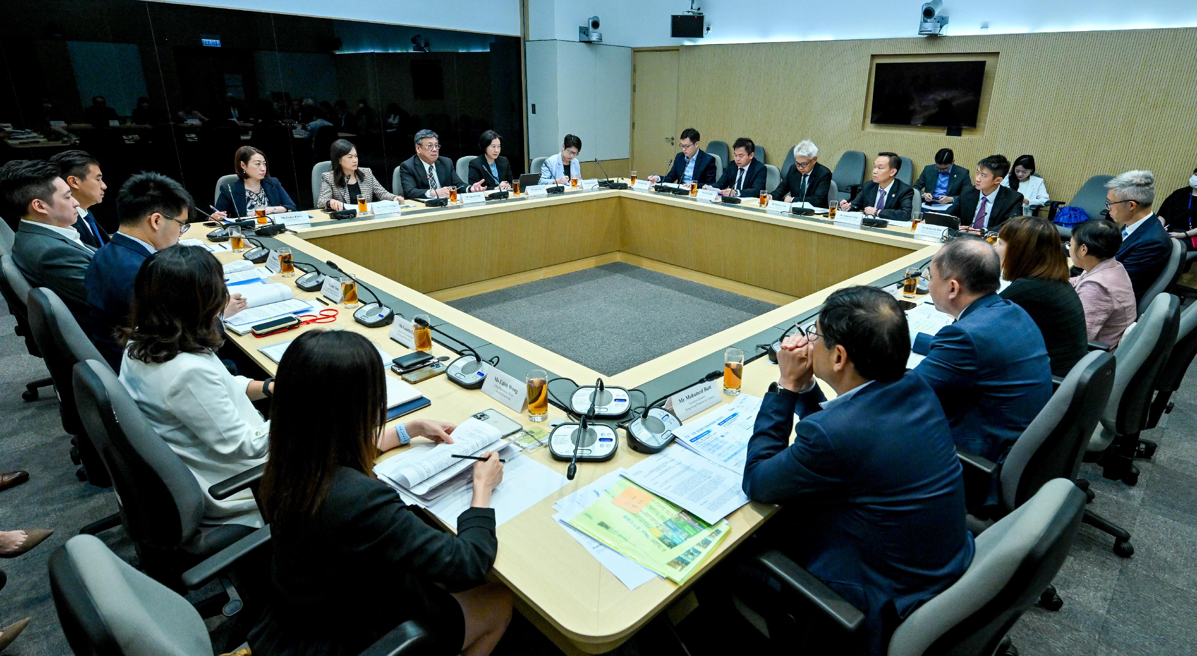 商務及經濟發展局局長丘應樺今日（十月十四日）主持內地企業出海專班督導委員會首次會議。