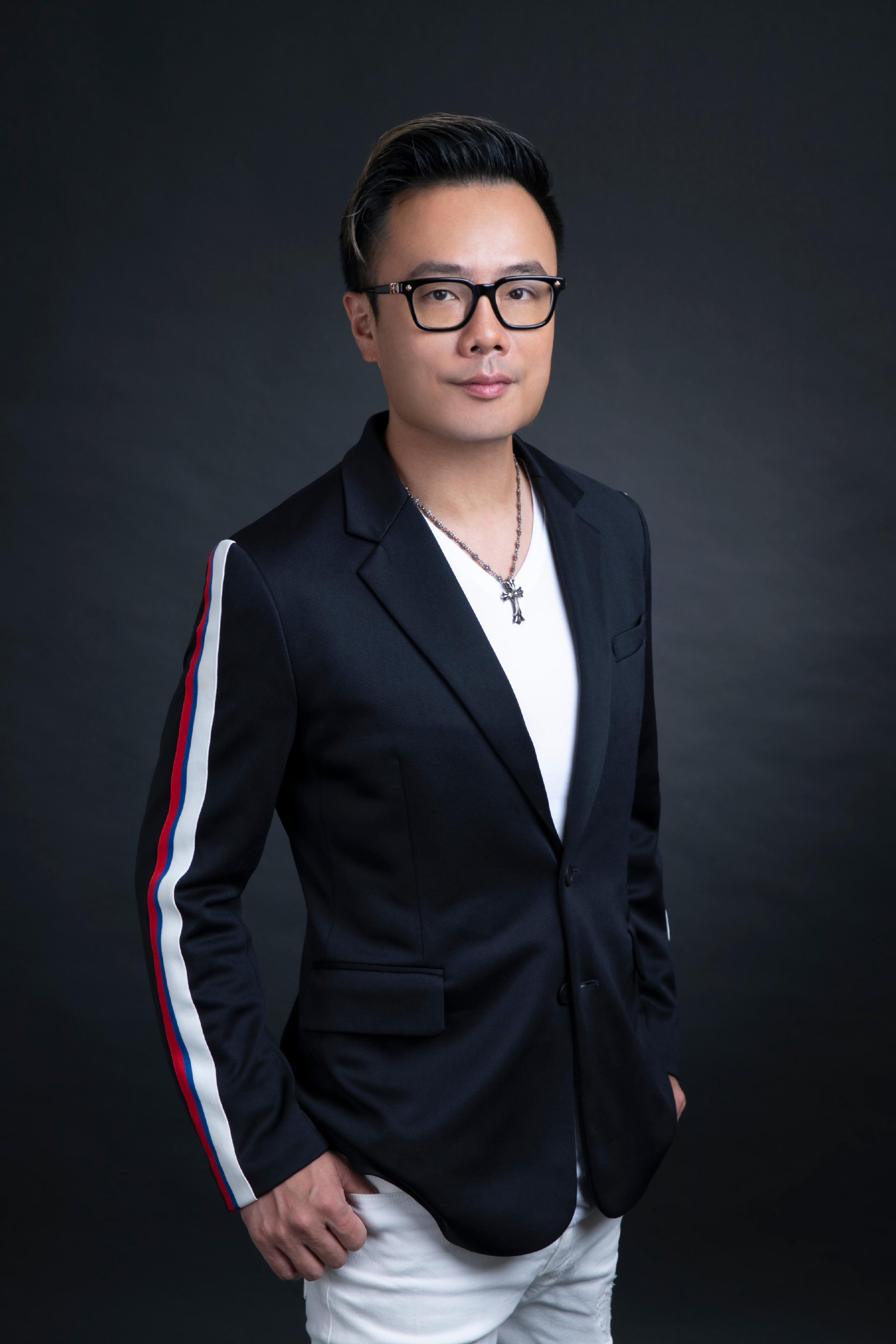 享譽國際古典樂壇的馬其頓鋼琴家西門・狄里柏斯基重臨香港，將於十月二十一日聯同四位同鄉音樂家演出《非常馬其頓》音樂會，呈獻一場樂曲風格多樣的音樂會。節目特邀三位本地音樂人包括流行曲作曲家嚴勵行、香港中樂團嗩吶首席馬瑋謙與胡琴演奏家陳璧沁，參與兩首壓軸曲目的編創與演出。圖示嚴勵行。