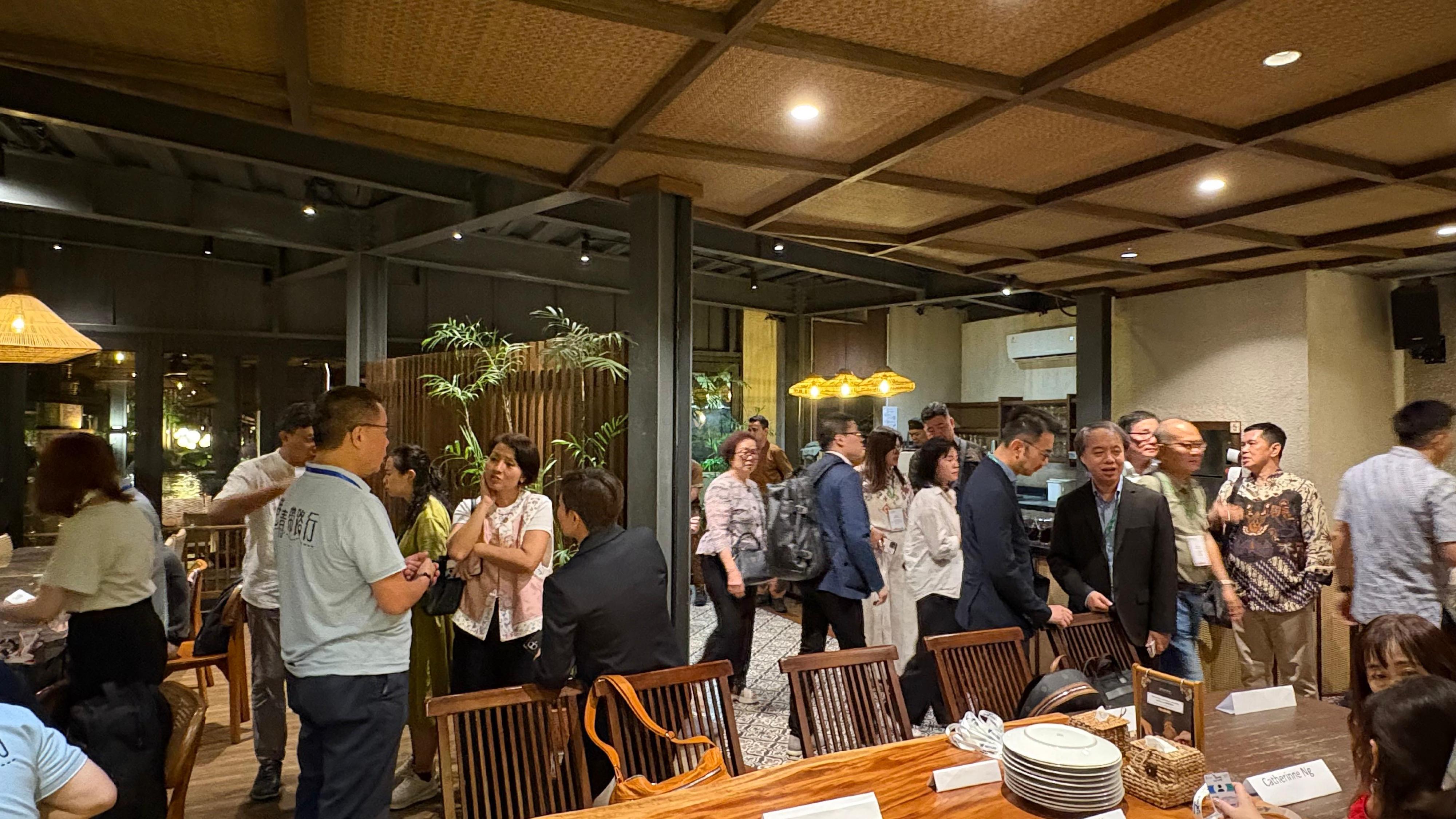 香港駐雅加達經濟貿易辦事處今日（十月十四日）與香港印尼商會合辦交流晚宴，匯聚兩個到訪的香港商界考察團和多個印尼主要商會共約80名嘉賓，以促進兩地企業對相互市場的了解。