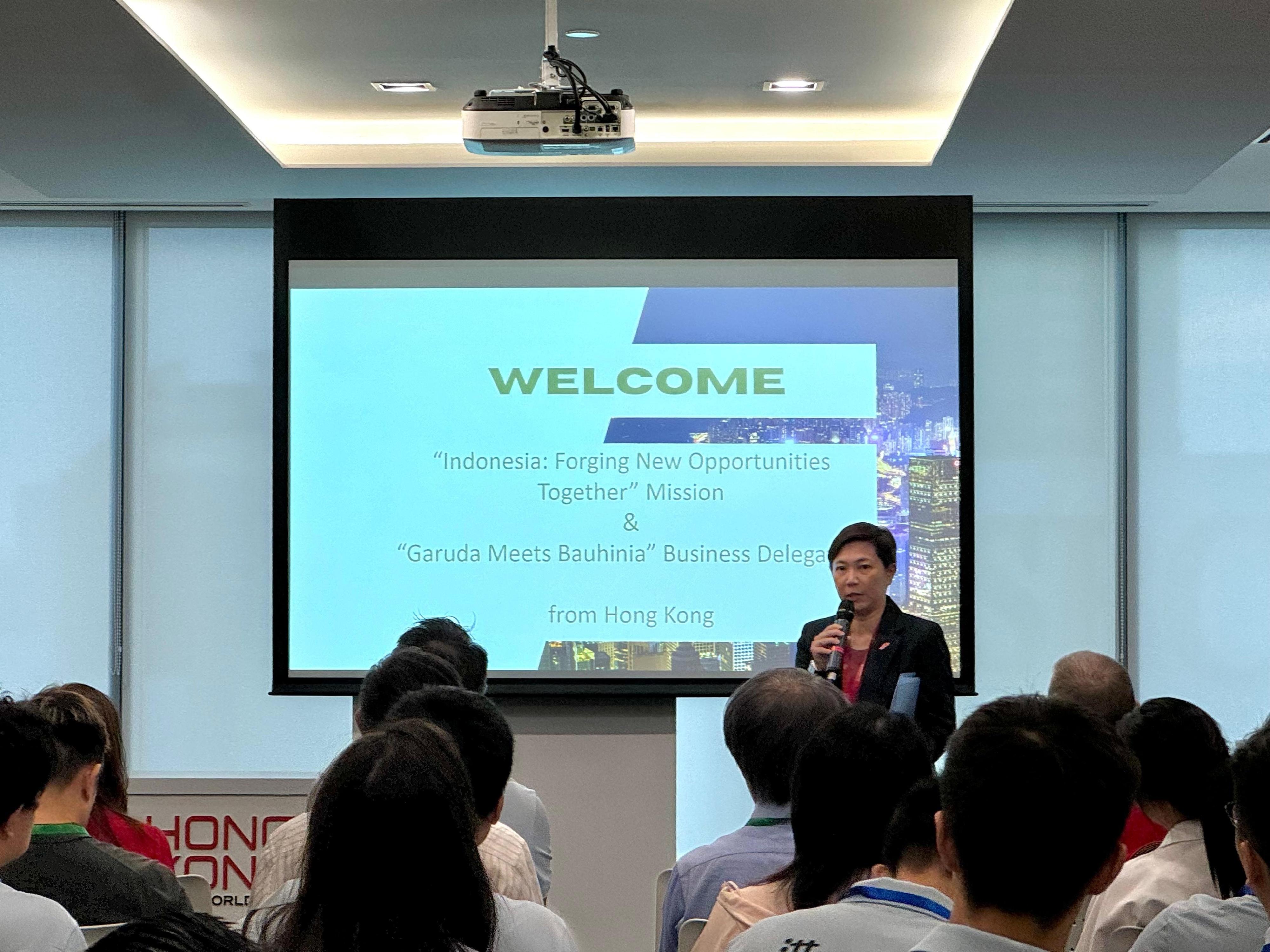 The Hong Kong Economic and Trade Office in Jakarta (HKETO Jakarta) today (October 14) hosted a thematic seminar and invited local experts to brief two visiting Hong Kong business delegations on Indonesia's tax regime, legal environment and business culture. Photo shows the Director-General of the HKETO Jakarta, Miss Libera Cheng, delivering welcome remarks. 
