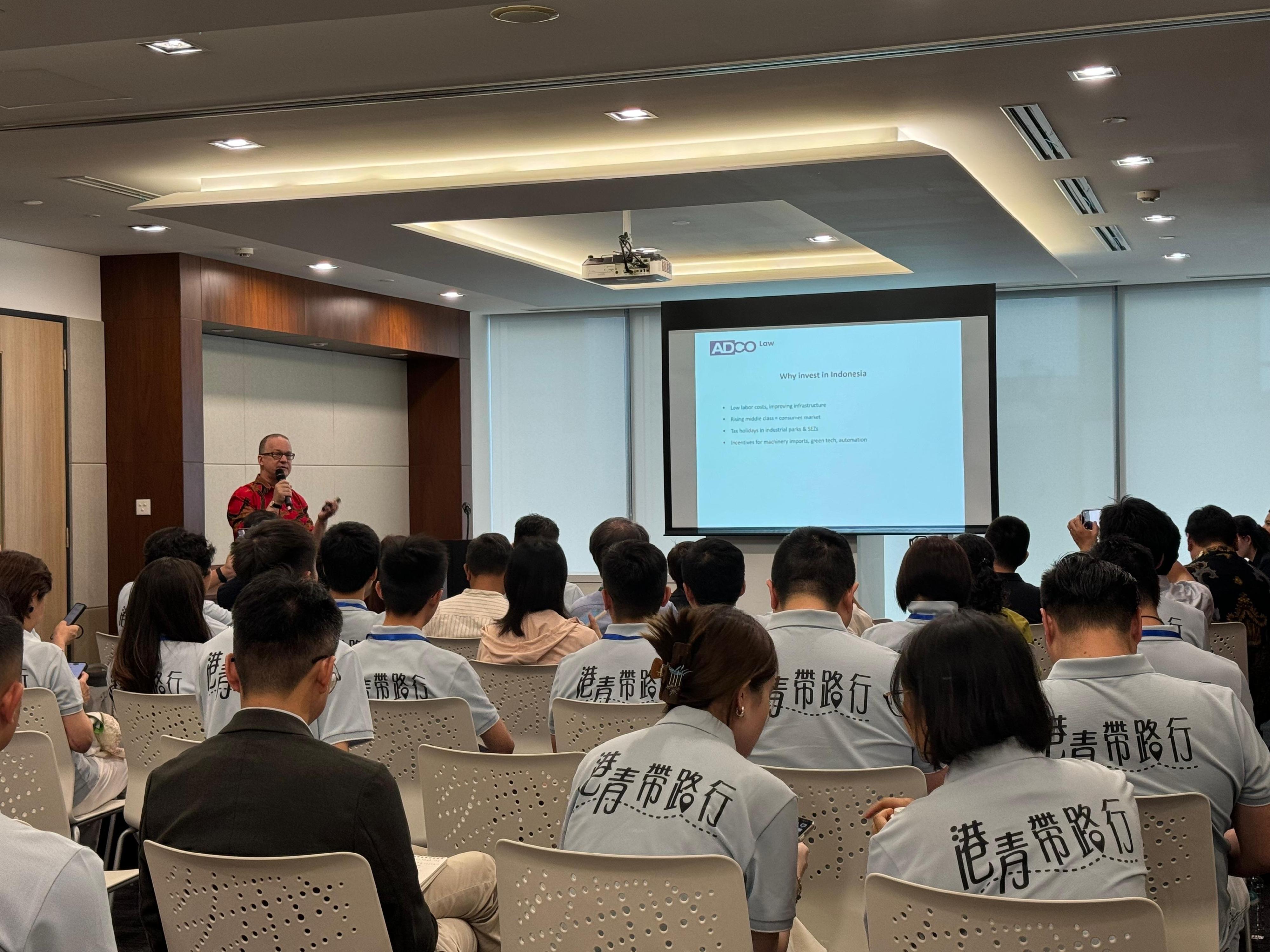  The Hong Kong Economic and Trade Office in Jakarta today (October 14) hosted a thematic seminar and invited local experts to brief two visiting Hong Kong business delegations on Indonesia's legal environment. About 50 business people from both delegations attended the seminar.