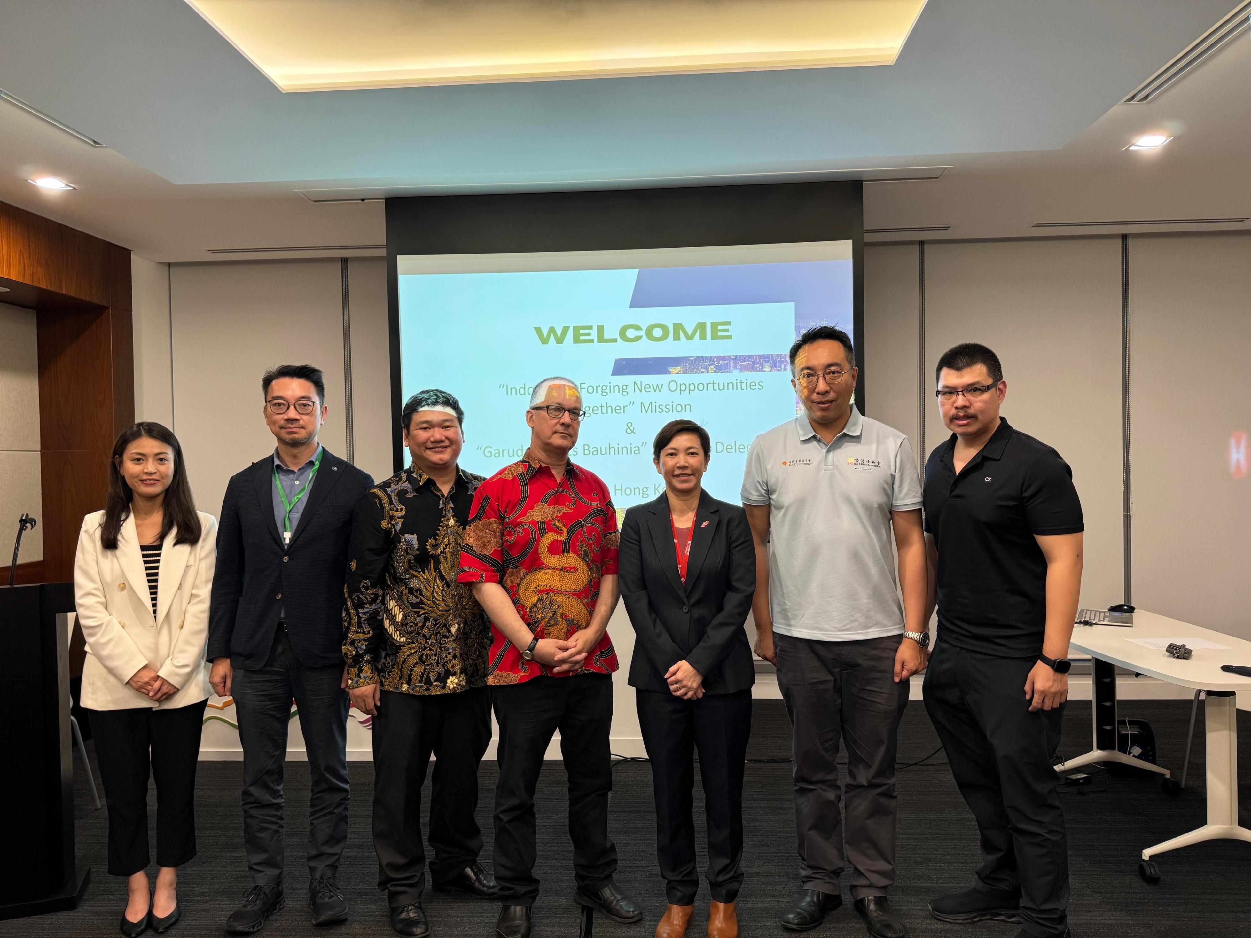 The Hong Kong Economic and Trade Office in Jakarta (HKETO Jakarta) today (October 14) hosted a thematic seminar and invited local experts to brief two visiting Hong Kong business delegations on Indonesia's legal environment. Photo shows the Director-General of the HKETO Jakarta, Miss Libera Cheng (third right), with the invited experts and representatives from both delegations at the seminar.