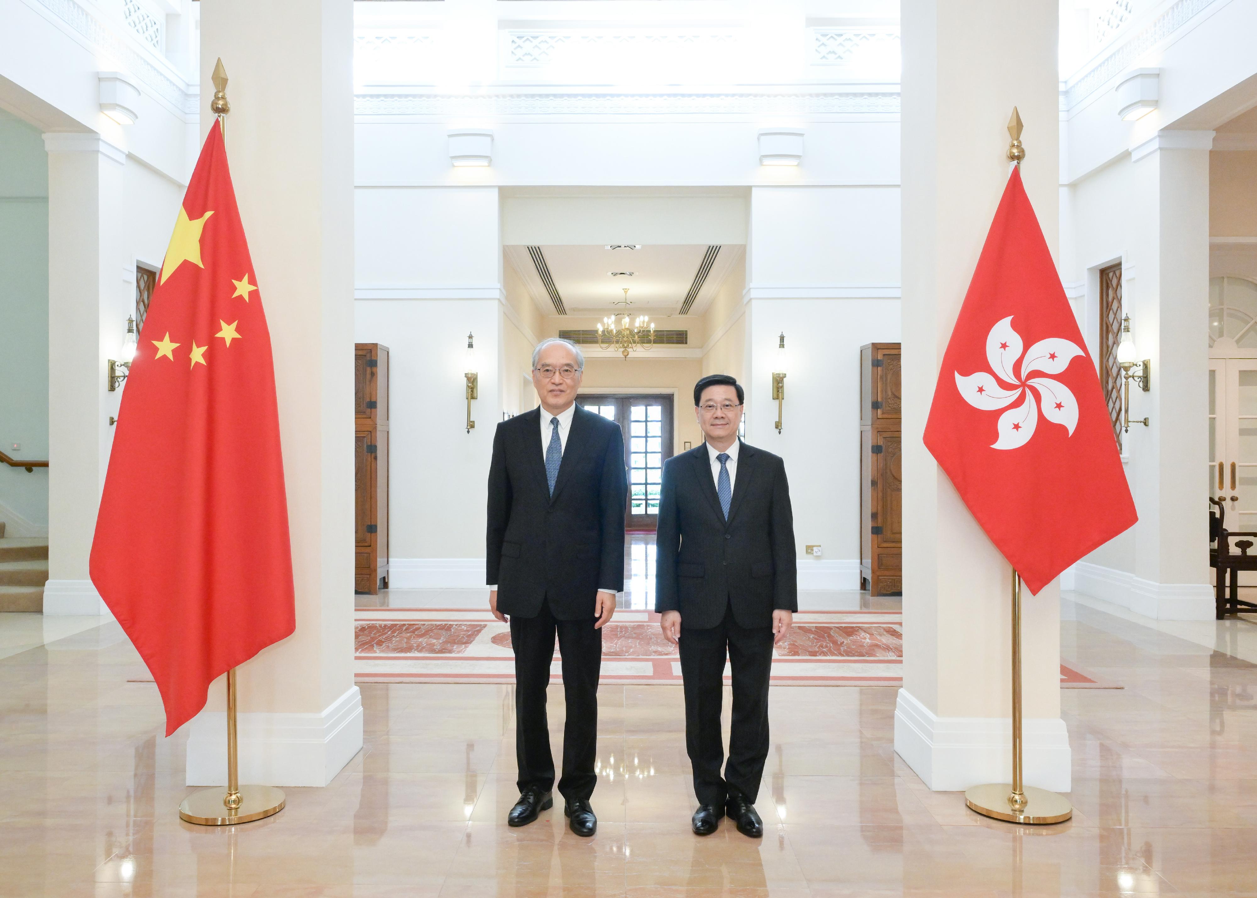 The Chief Executive, Mr John Lee (right), meets with the President of the Supreme People's Court, Mr Zhang Jun (left), at Government House today (October 14).
