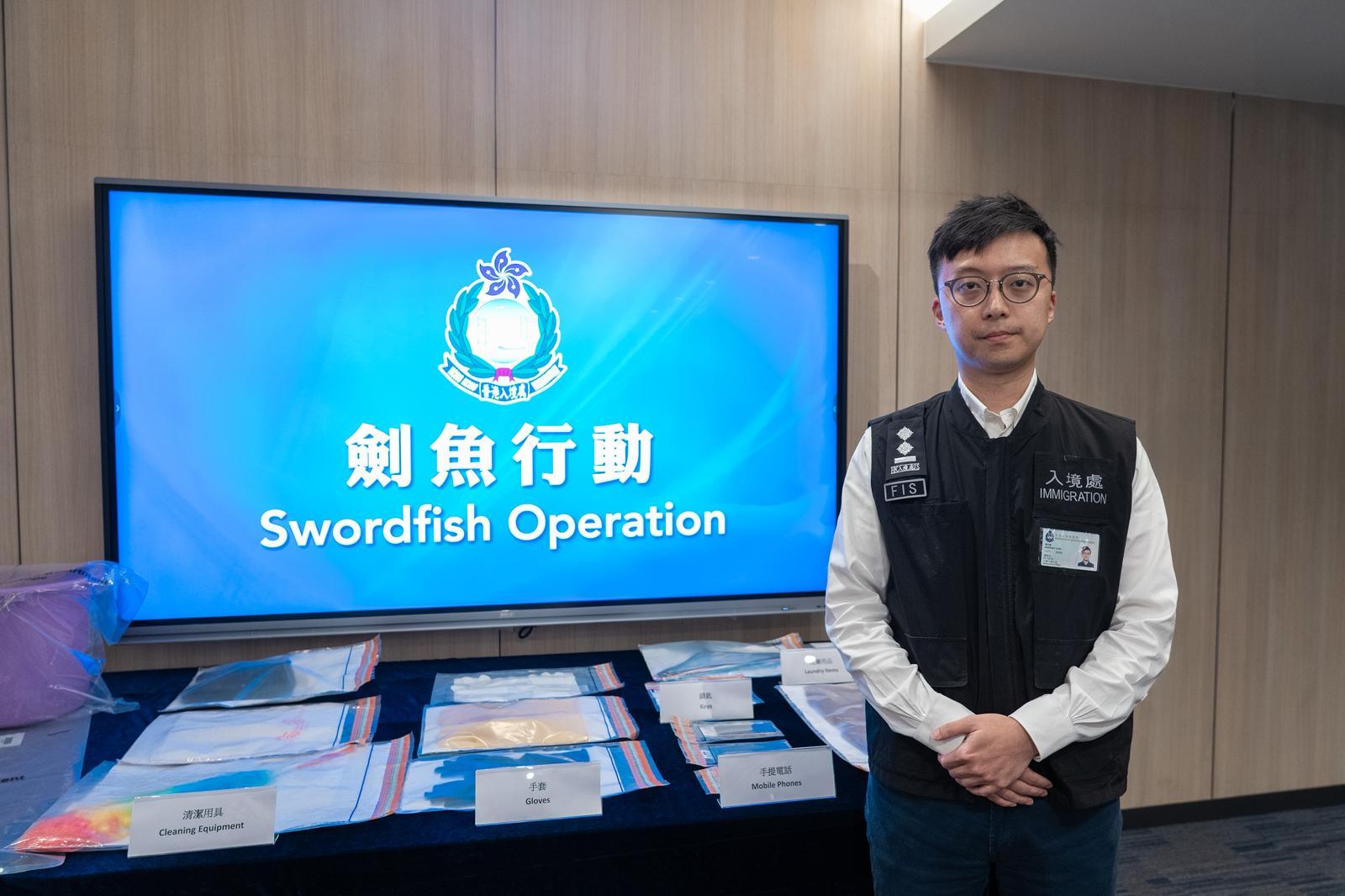 入境事務處於十月十二日至今日（十月十四日）一連三日在全港各區展開代號「劍魚」的反非法勞工行動。圖示為行動中檢取的證物。