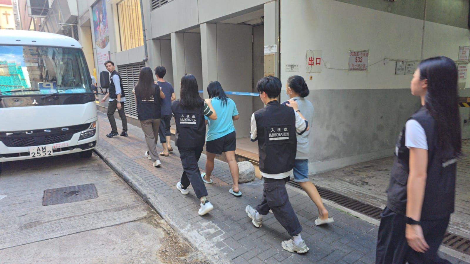 入境事務處於十月十二日至今日（十月十四日）一連三日在全港各區展開代號「劍魚」的反非法勞工行動。圖示為懷疑非法勞工在行動中被捕。