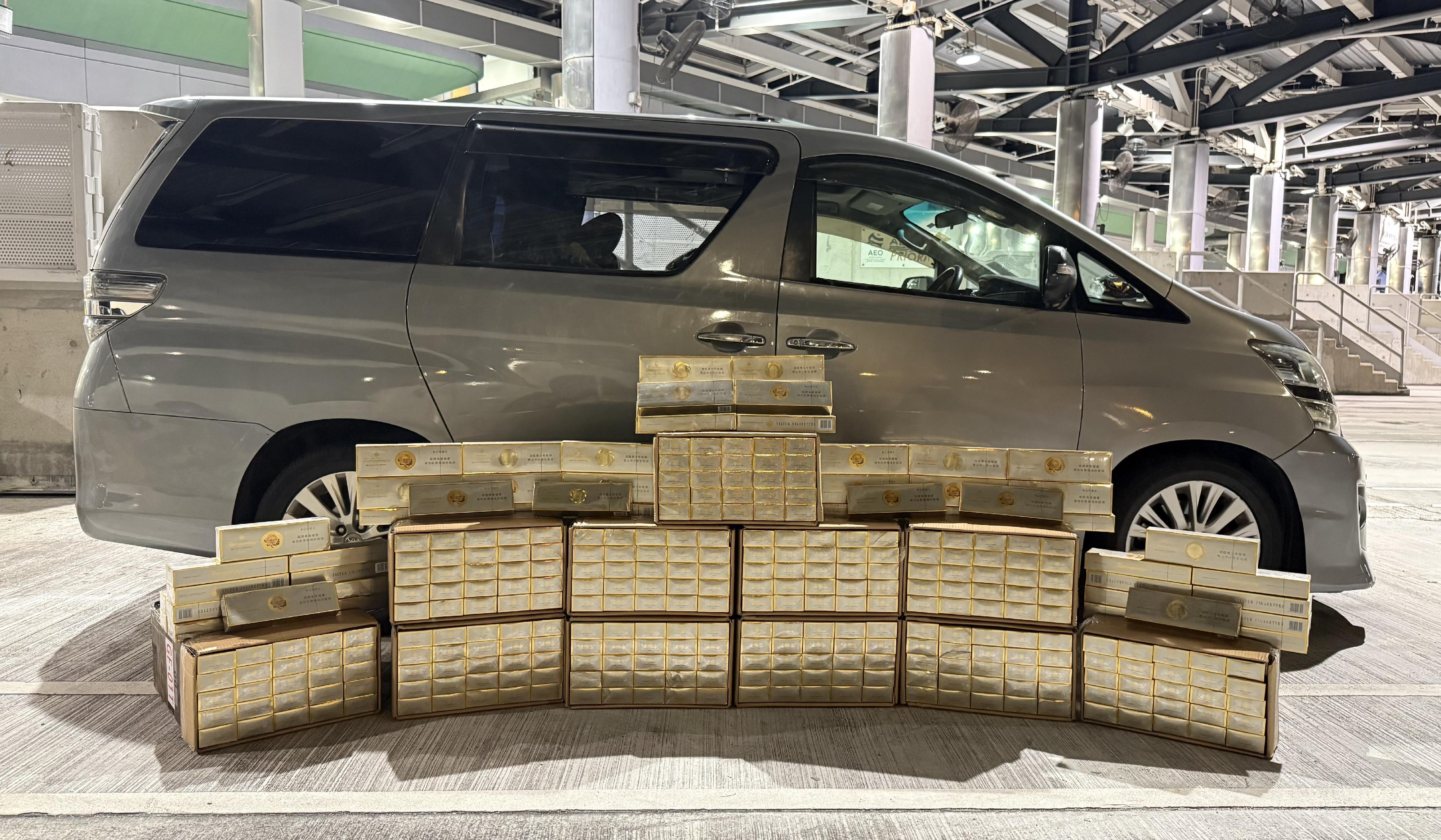 香港海關與香港警務處新界南交通部昨日（十月十三日）於港珠澳大橋香港口岸展開聯合反走私行動，偵破兩宗懷疑走私香煙案件，共檢獲約二十七萬支未完稅香煙，估計市值共約一百四十萬元，應課稅值約八十八萬元。行動中共拘捕四名懷疑涉案男子，年齡介乎二十八歲至五十八歲，並檢取兩輛涉案私家車。圖示其中一輛涉案私家車和檢獲的懷疑走私香煙。