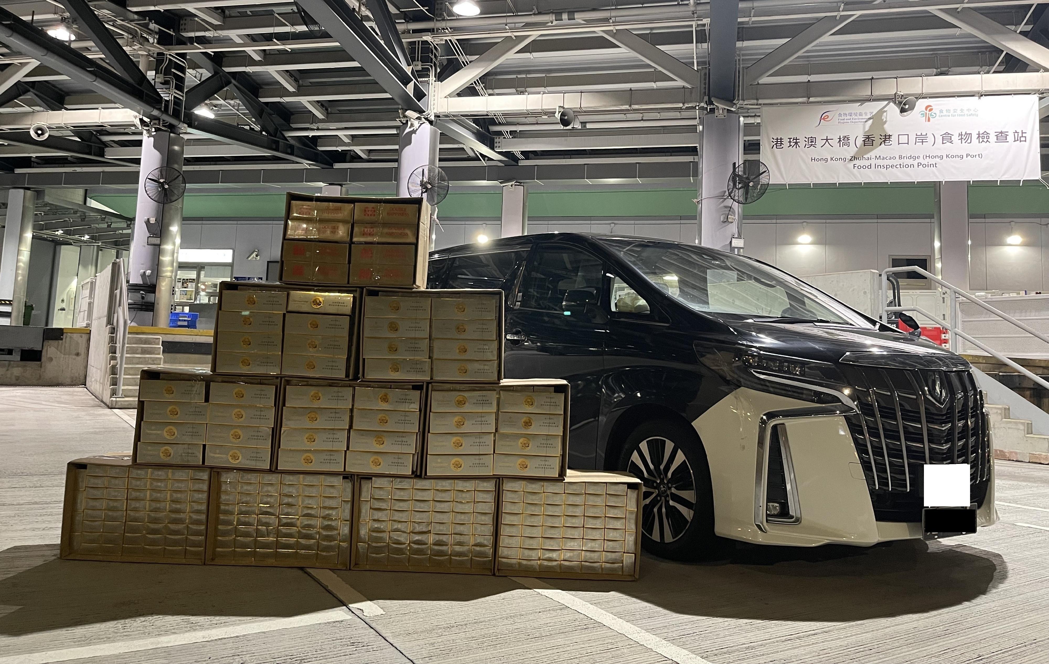 香港海關與香港警務處新界南交通部昨日（十月十三日）於港珠澳大橋香港口岸展開聯合反走私行動，偵破兩宗懷疑走私香煙案件，共檢獲約二十七萬支未完稅香煙，估計市值共約一百四十萬元，應課稅值約八十八萬元。行動中共拘捕四名懷疑涉案男子，年齡介乎二十八歲至五十八歲，並檢取兩輛涉案私家車。圖示其中一輛涉案私家車和檢獲的懷疑走私香煙。