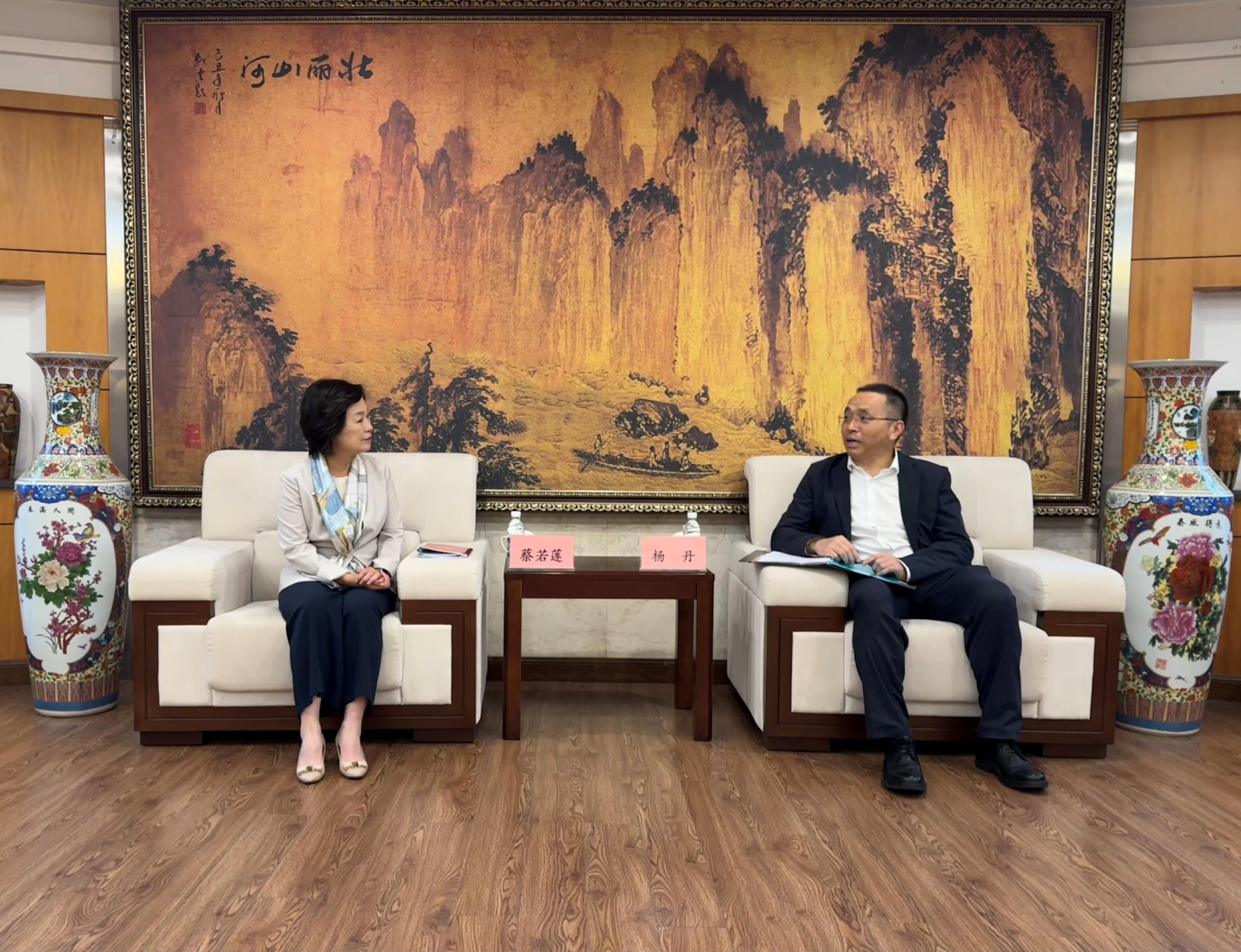 教育局局長蔡若蓮博士（左）今日（十月十四日）在重慶與教育部港澳台辦主任楊丹會晤，就加強內地和香港教育合作交換意見。
