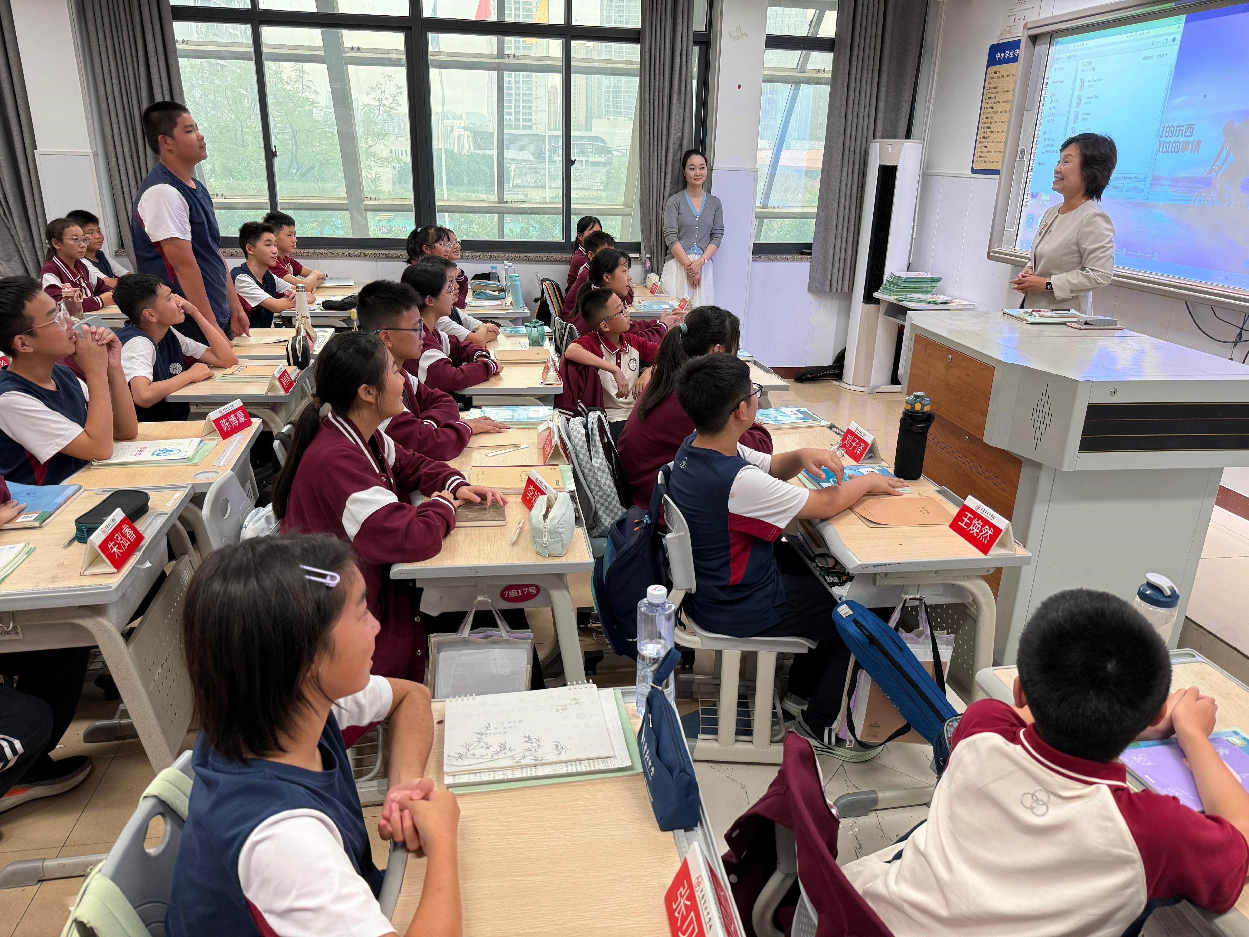 The Secretary for Education, Dr Choi Yuk-lin, visits students of the Chongqing Yucai Secondary School to understand more about their learning life at the school today (October 14). The school will pair up with the Clementi Secondary School in Hong Kong as sister schools.
