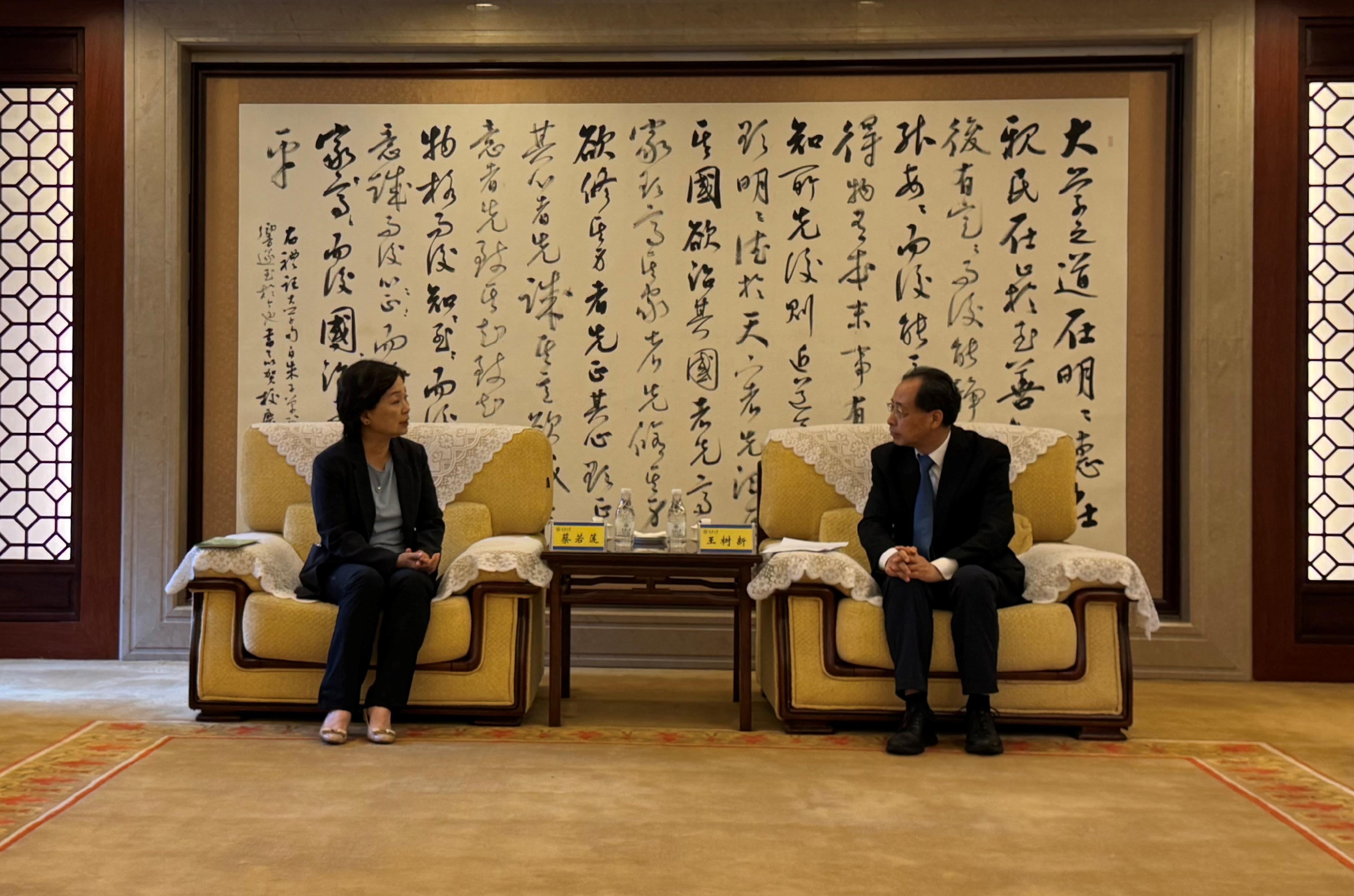 The Secretary for Education, Dr Choi Yuk-lin (left), met the Secretary of the Party Committee of Chongqing University and the President of the Chongqing University, Professor Wang Shuxin, in Chongqing yesterday (October 13).