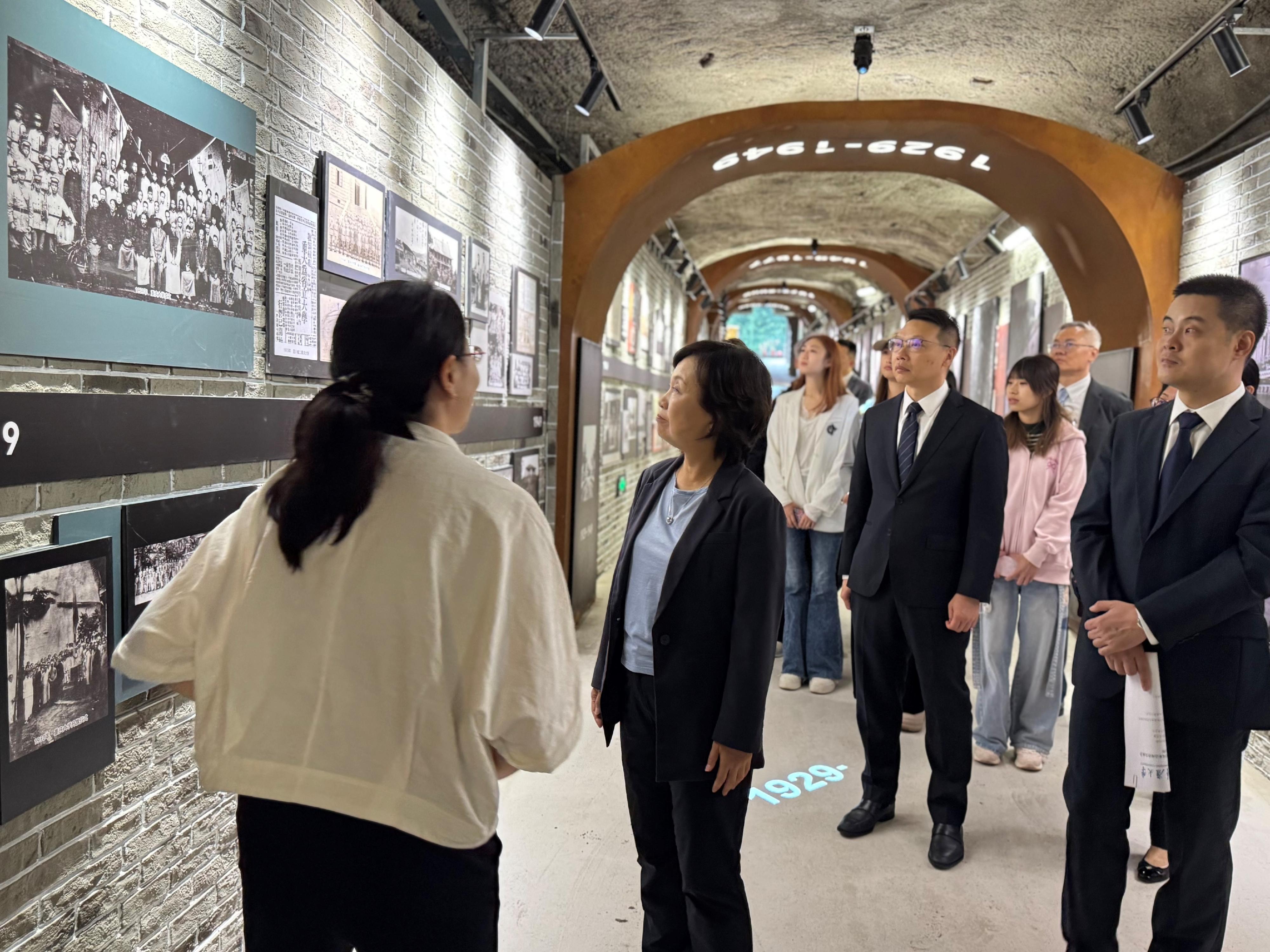 The Secretary for Education, Dr Choi Yuk-lin (second left), visited air-raid shelters in the Chongqing University yesterday (October 13) to learn about the wartime history of the university.
