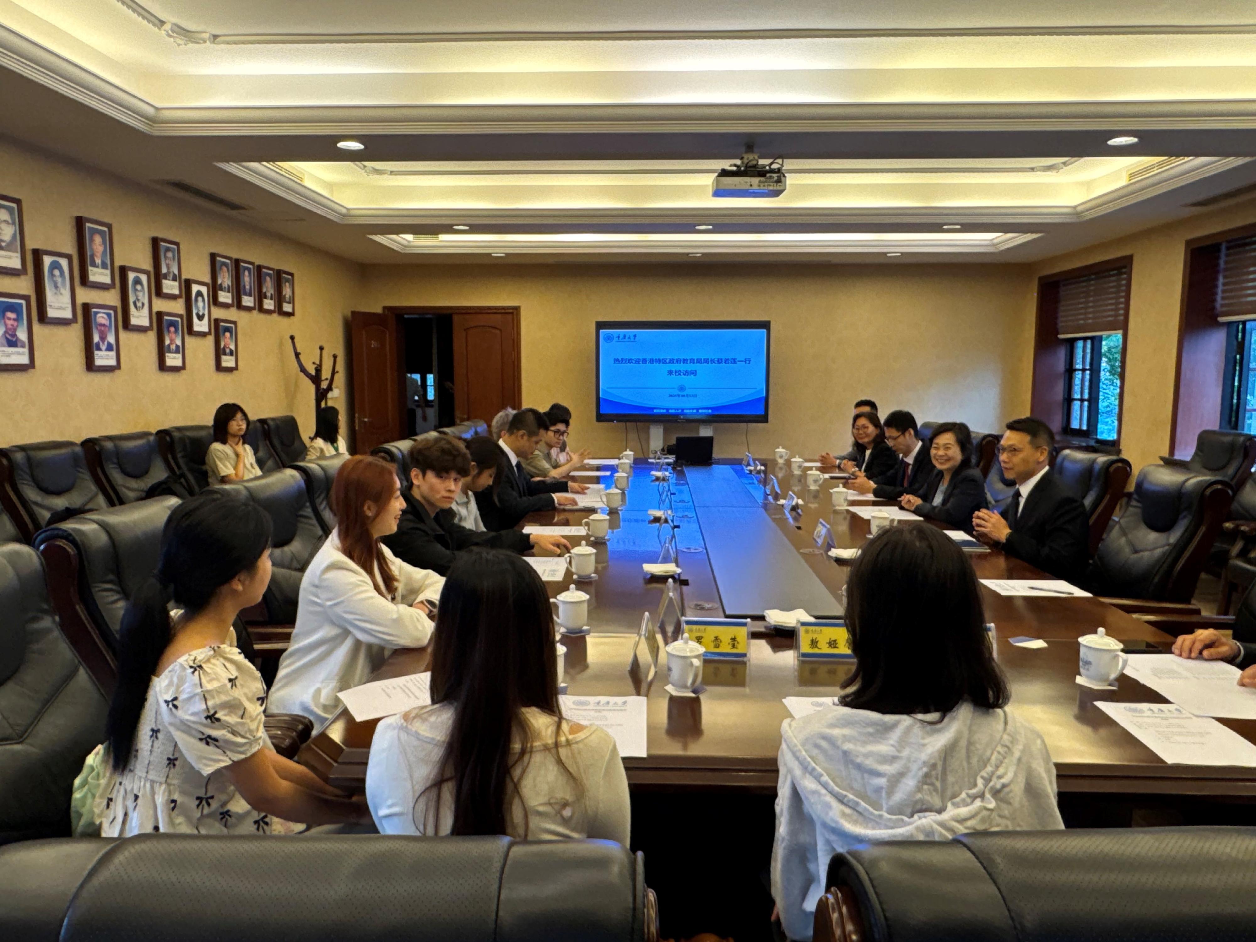 The Secretary for Education, Dr Choi Yuk-lin (second right), met Hong Kong students in Chongqing yesterday (October 13) to learn about their studies and daily lives there.