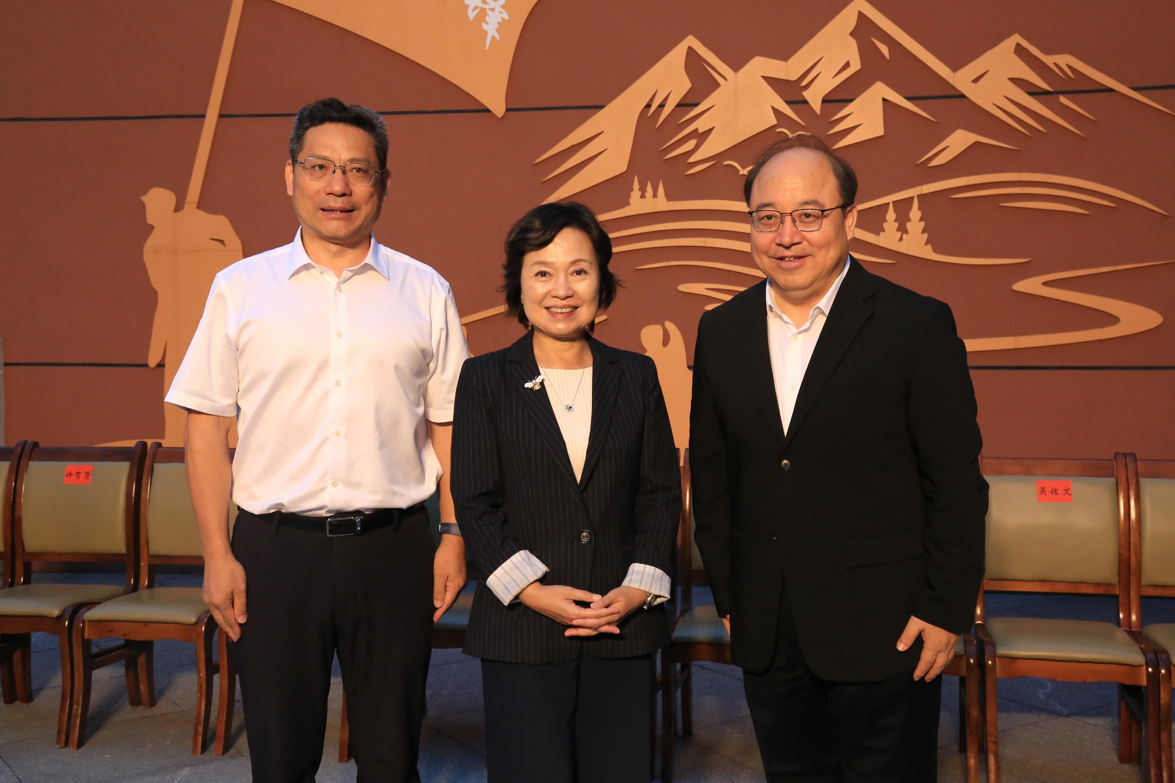 The Secretary for Education, Dr Choi Yuk-lin (centre), meets the Secretary of the Party Committee of Chongqing Jiaotong University, Dr Gong Hui (right), and the Vice President of the Chongqing Jiaotong University, Dr Luo Jun (left), in Chongqing today (October 14).
