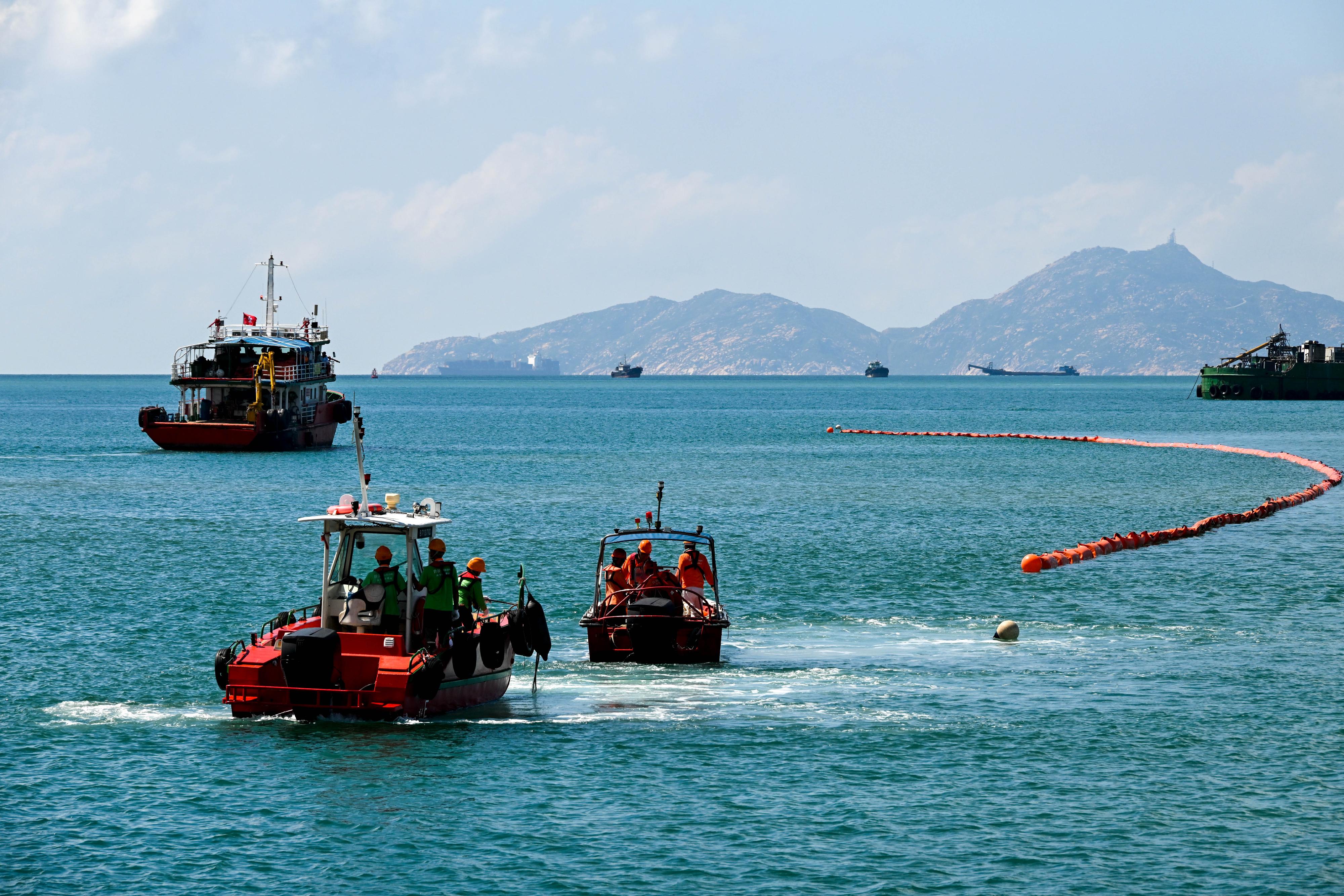 The annual marine pollution joint response exercises, codenamed "Oilex 2025" and "Maritime Hazardous and Noxious Substances (HNS) 2025", were conducted by various government departments this morning (October 15) at the waters off Ha Mei Wan of Lamma Island to test their marine pollution responses in the event of a spillage of oil and HNS in Hong Kong waters. Photo shows an oil pollution combat team deploying floating barrier booms as a barrier to prevent the spill from spreading.