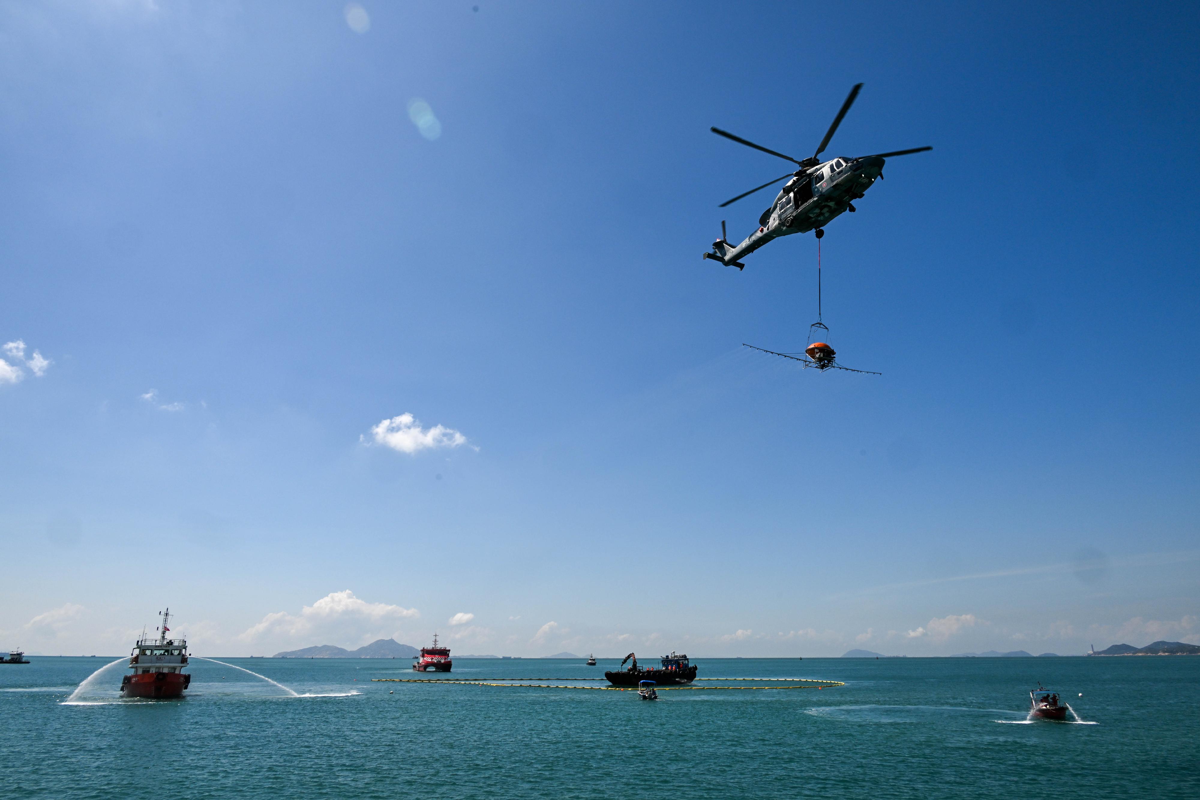 The annual marine pollution joint response exercises, codenamed "Oilex 2025" and "Maritime Hazardous and Noxious Substances (HNS) 2025", were conducted by various government departments this morning (October 15) at the waters off Ha Mei Wan of Lamma Island to test their marine pollution responses in the event of a spillage of oil and HNS in Hong Kong waters. Photo shows an oil spill response team cleaning up spilled oil on the sea surface. The Government Flying Service and other response groups also performed tasks at the scene.