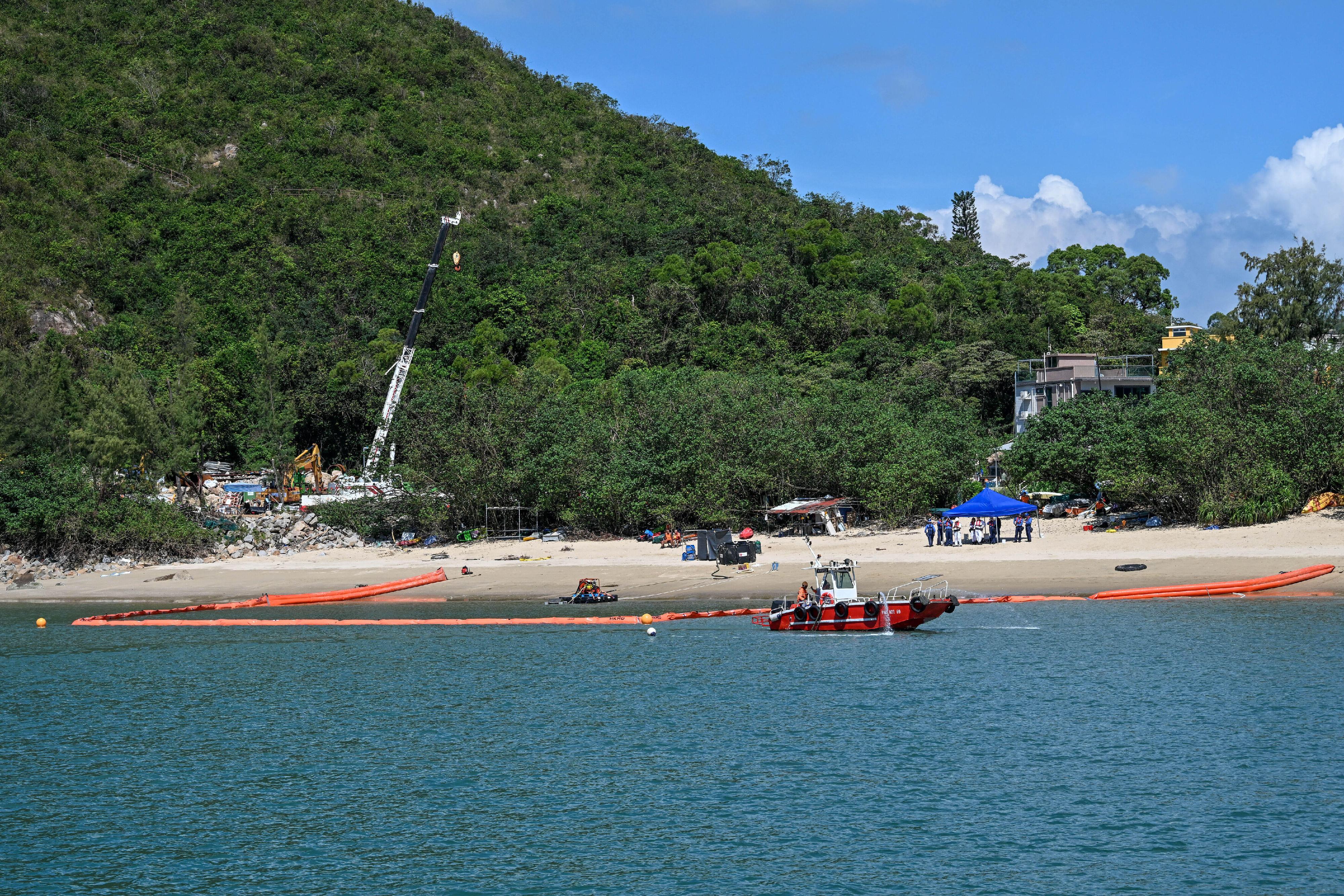 The annual marine pollution joint response exercises, codenamed "Oilex 2025" and "Maritime Hazardous and Noxious Substances (HNS) 2025", were conducted by various government departments this morning (October 15) at the waters off Ha Mei Wan of Lamma Island to test their marine pollution responses in the event of a spillage of oil and HNS in Hong Kong waters. Photo shows a shoreline cleaning team conducting a shoreline oil clean-up drill at Tai Wan To, a non-gazetted beach, on Lamma Island.