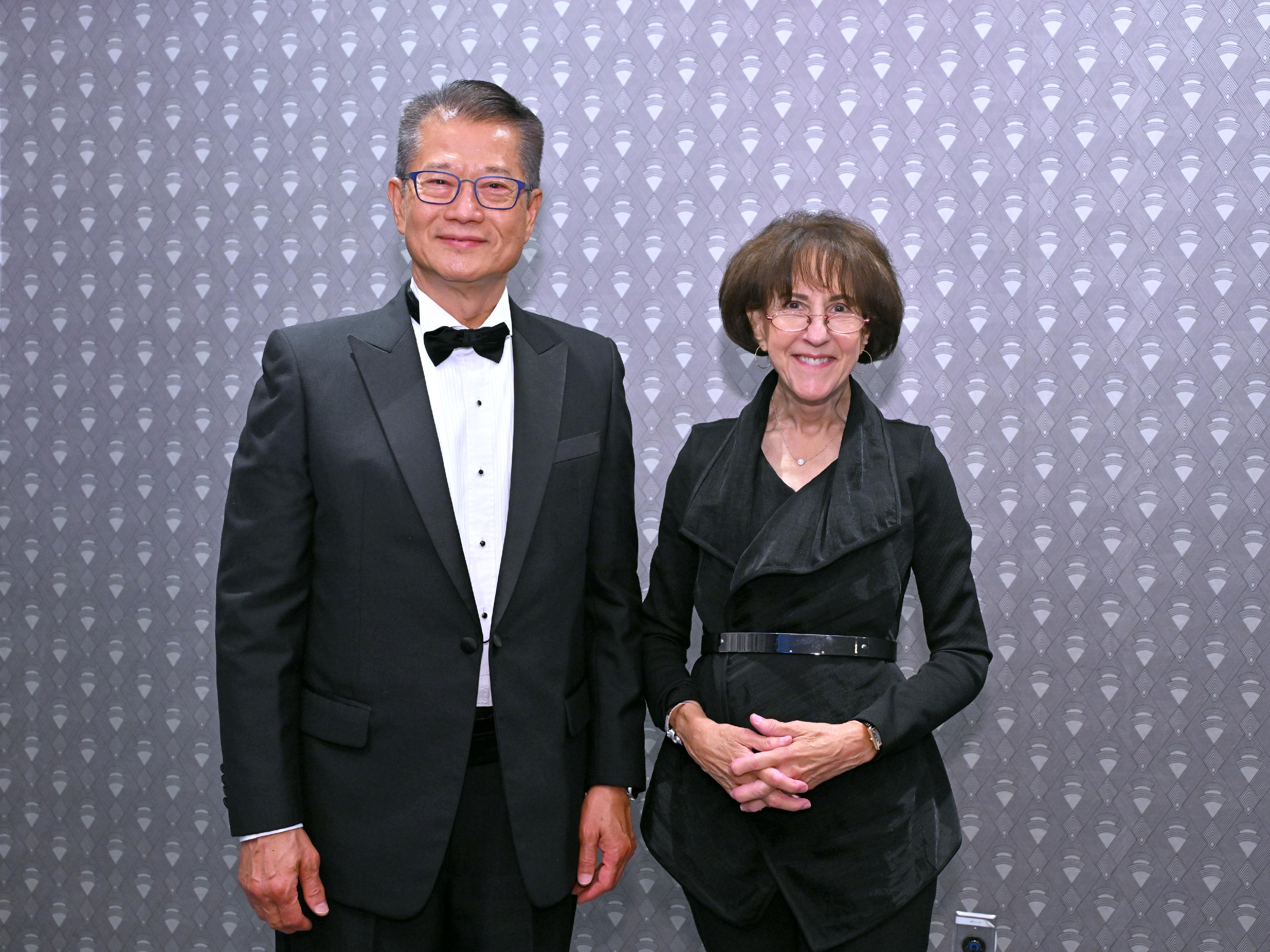The Financial Secretary, Mr Paul Chan, arrived in New York, the United States, on October 14 (New York time) and began his visit. Photo shows Mr Chan (left) meeting with the National Committee on United States-China Relations Chair and former US Trade Representative, Ambassador Charlene Barshefsky (right).