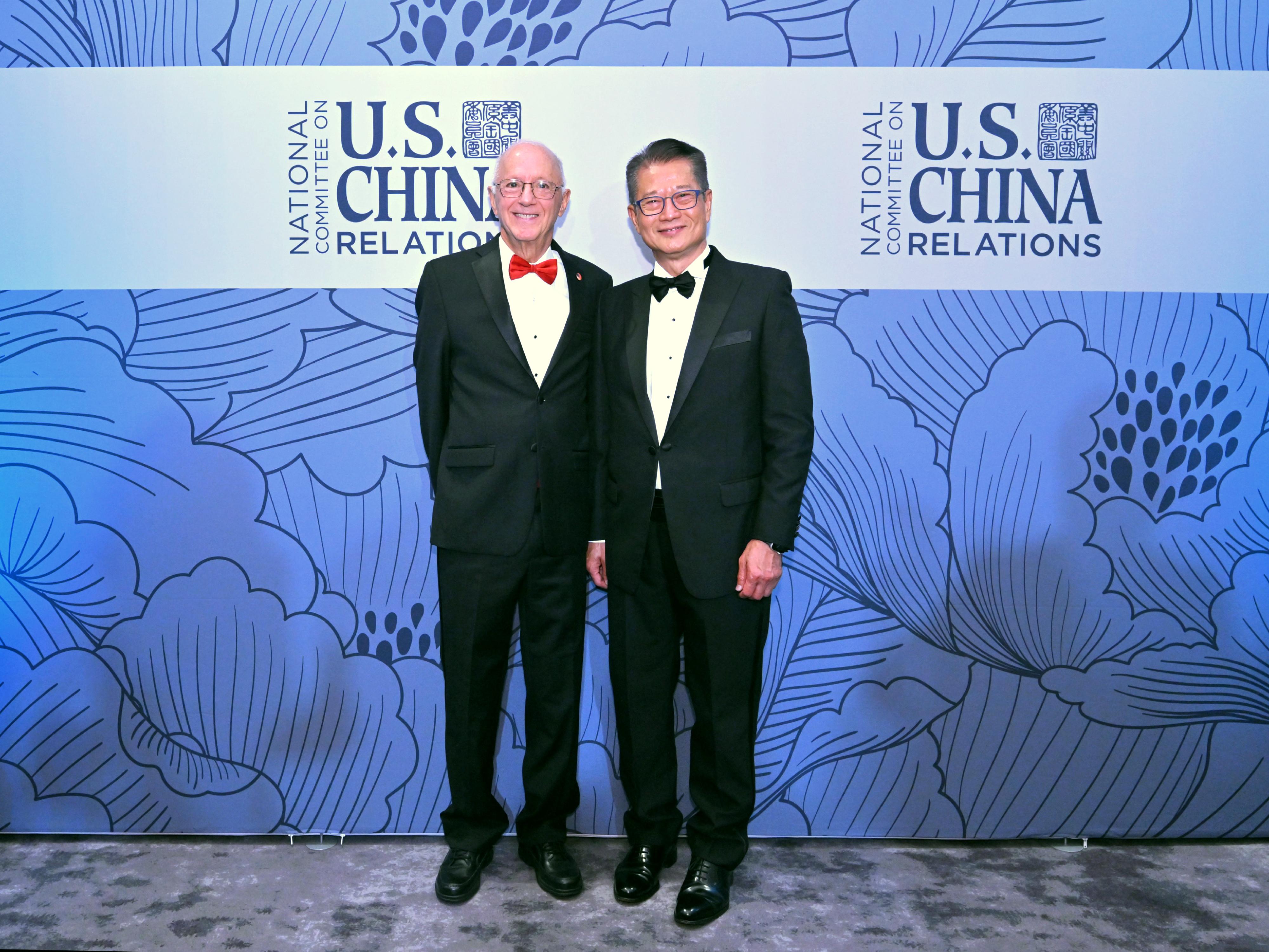 The Financial Secretary, Mr Paul Chan, arrived in New York, the United States, on October 14 (New York time) and began his visit. Photo shows Mr Chan (right) attending the annual Gala Dinner of the National Committee on United States-China Relations (NCUSCR) and in a photo with the President of the NCUSCR, Mr Stephen Orlins (left).
