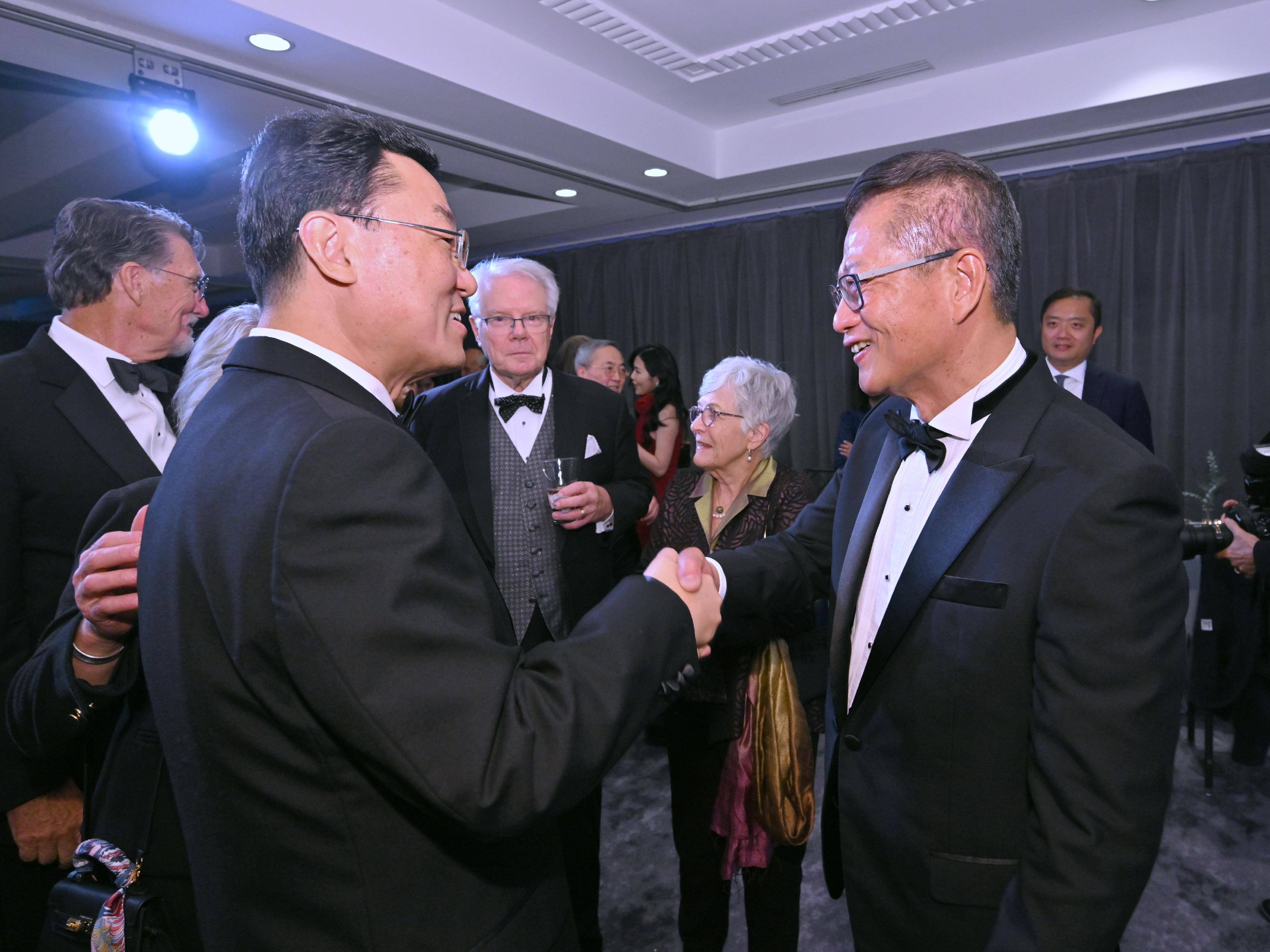 The Financial Secretary, Mr Paul Chan, arrived in New York, the United States, on October 14 (New York time) and began his visit. Photo shows Mr Chan (right) attending the annual Gala Dinner of the National Committee on United States-China Relations and exchanging with China’s Ambassador to the US, Mr Xie Feng (left).
