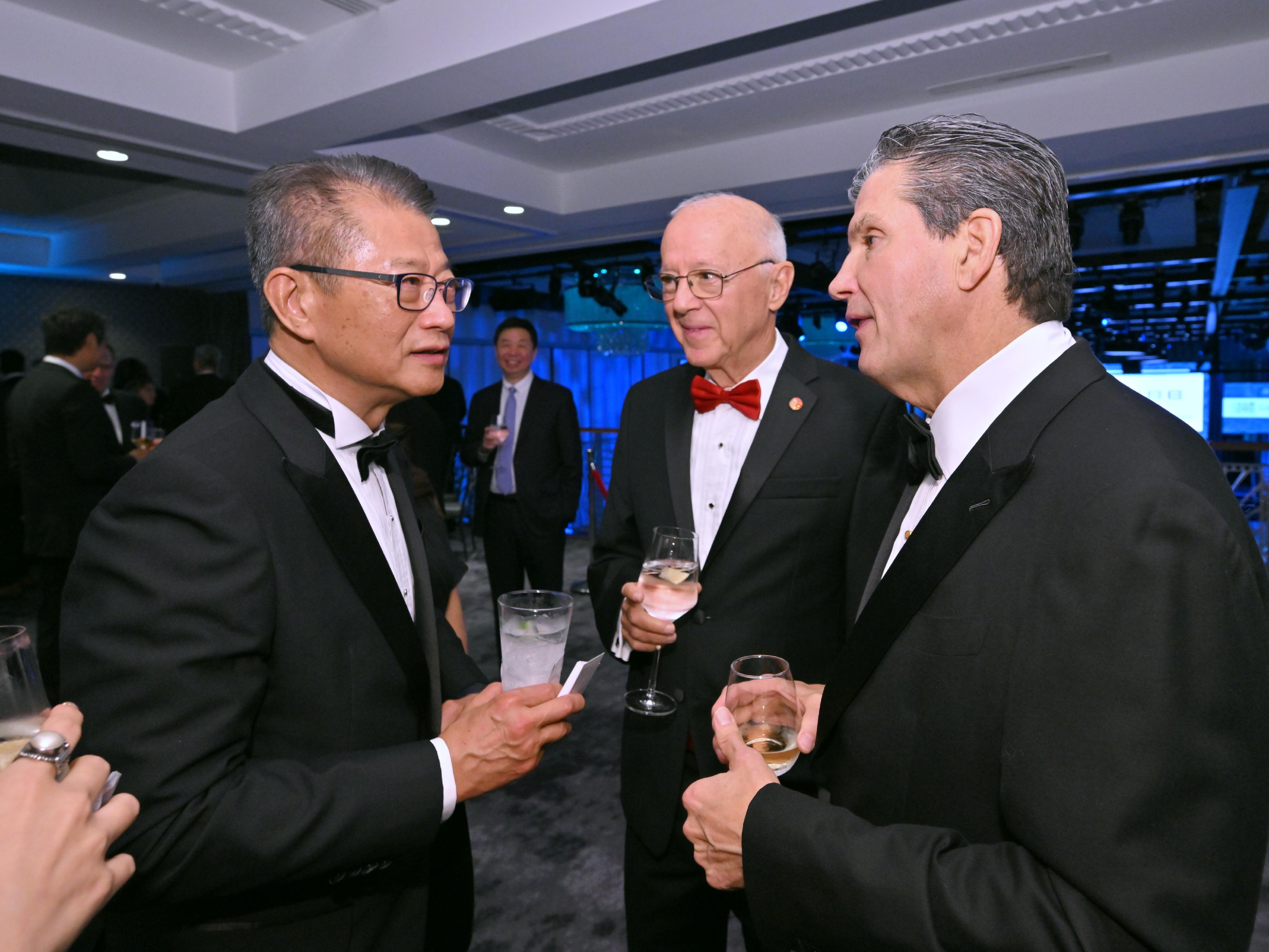 The Financial Secretary, Mr Paul Chan, arrived in New York, the United States, on October 14 (New York time) and began his visit. Photo shows Mr Chan (left) attending the annual Gala Dinner of the National Committee on United States-China Relations and exchanging with guests.