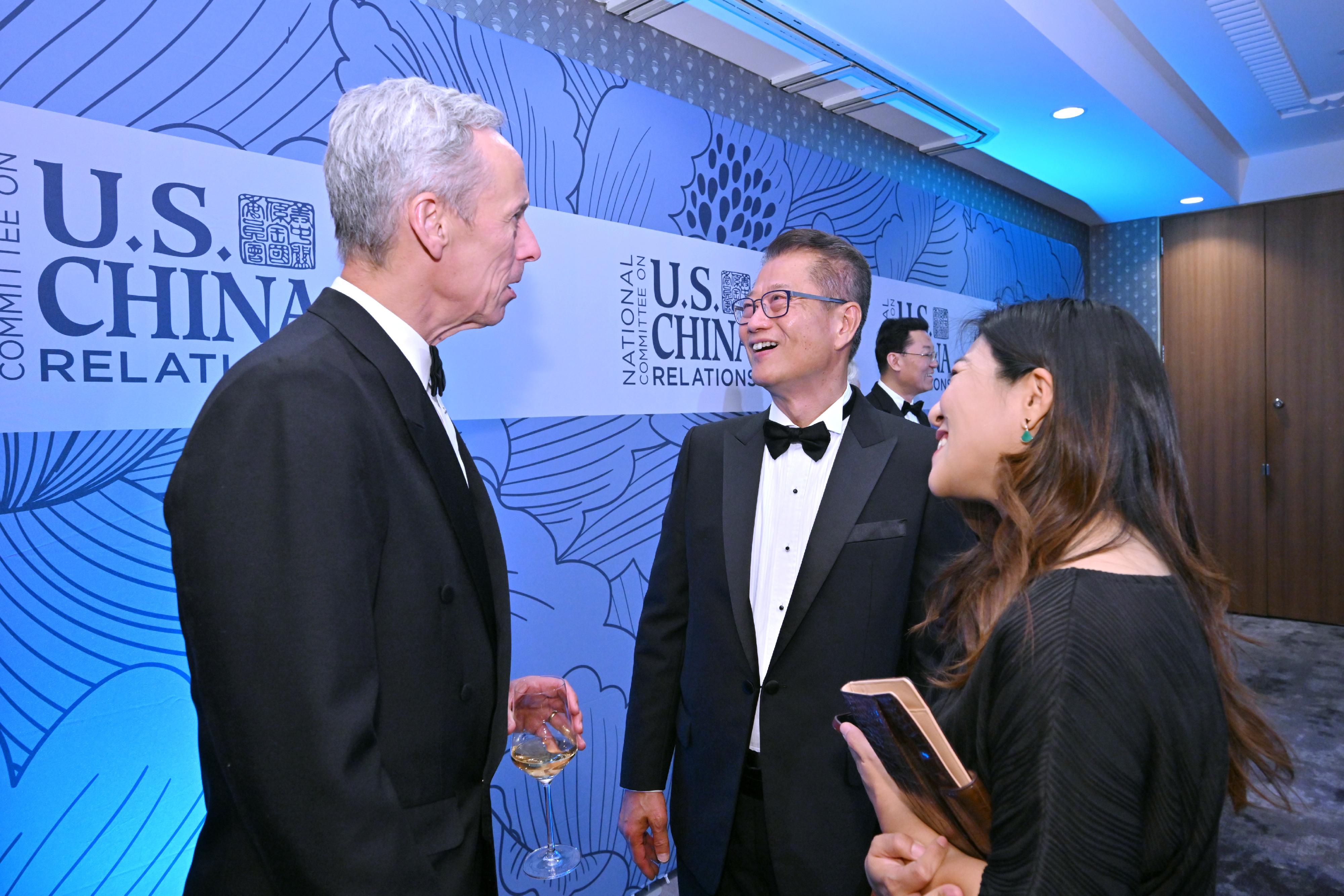 The Financial Secretary, Mr Paul Chan, arrived in New York, the United States, on October 14 (New York time) and began his visit. Photo shows Mr Chan (centre) attending the annual Gala Dinner of the National Committee on United States-China Relations and exchanging with guests.
