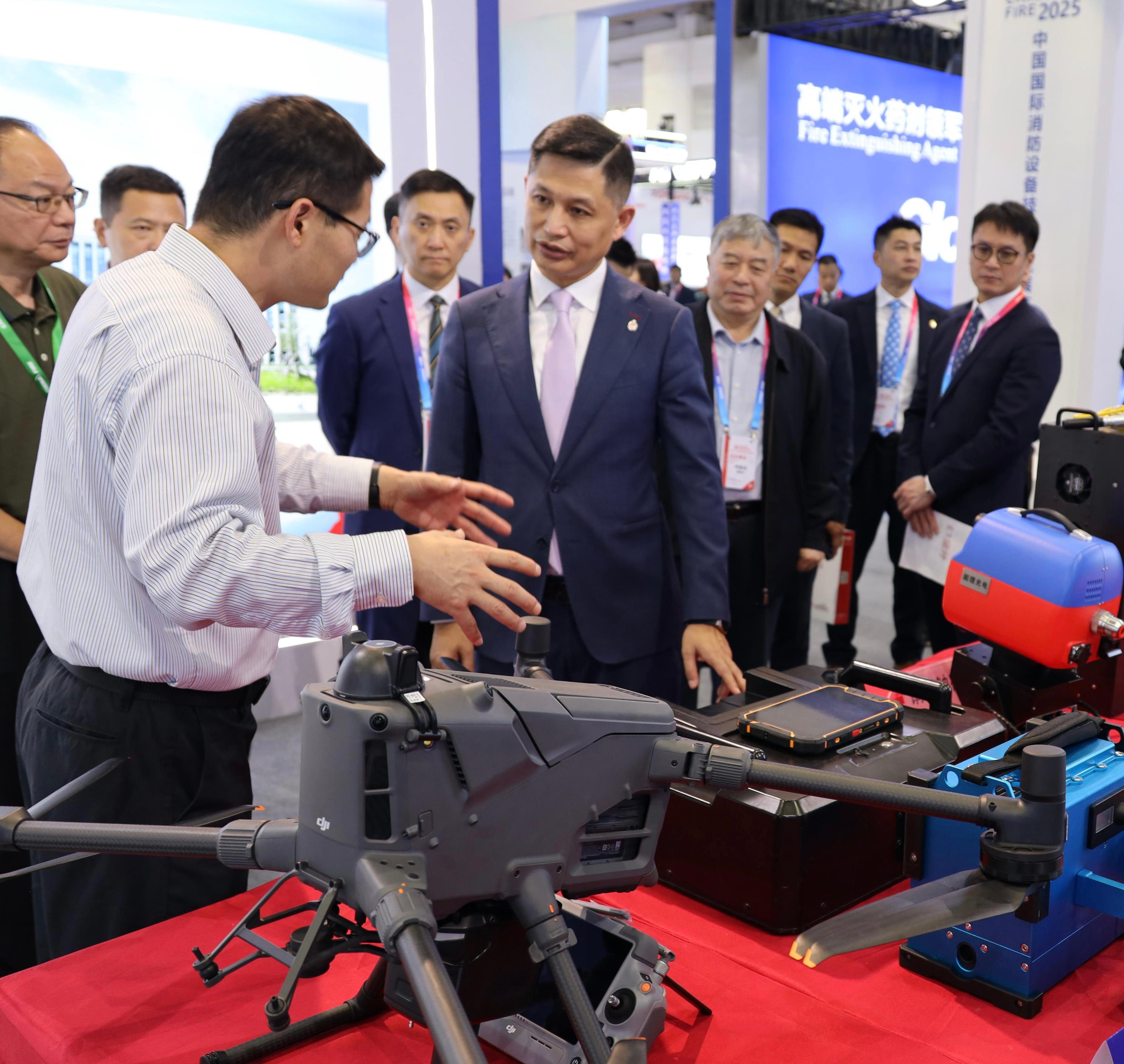 The Director of Fire Services, Mr Andy Yeung, led a delegation to Beijing yesterday (October 14), and attended the 21st China International Fire Protection Equipment Technology Conference and Exposition organised by the China Fire Protection Association. Photo shows Mr Yeung (front row, right) viewing rescue technologies to learn about developments in the emergency rescue industry from around the world.