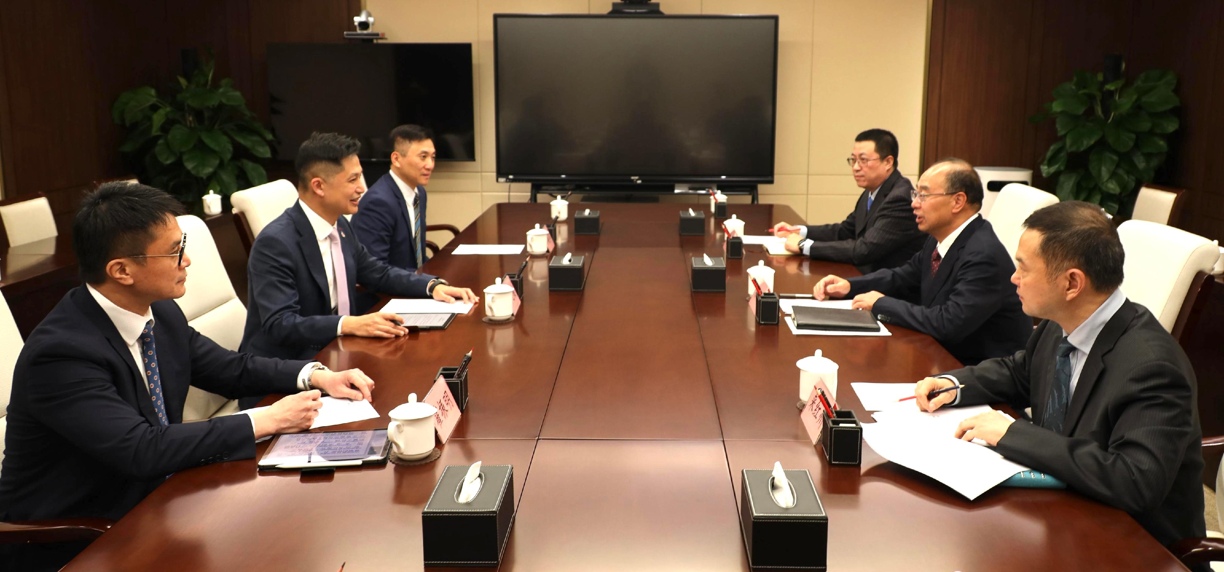 The Director of Fire Services, Mr Andy Yeung, led a delegation to Beijing yesterday (October 14), and visited the Ministry of Emergency Management today (October 15). Photo shows Mr Yeung (second left) briefing Ministry of Emergency Management Vice Minister Mr Xu Jiaai (second right) on the work of Hong Kong's fire and ambulance services, and the Fire Services Department's future development plans.
