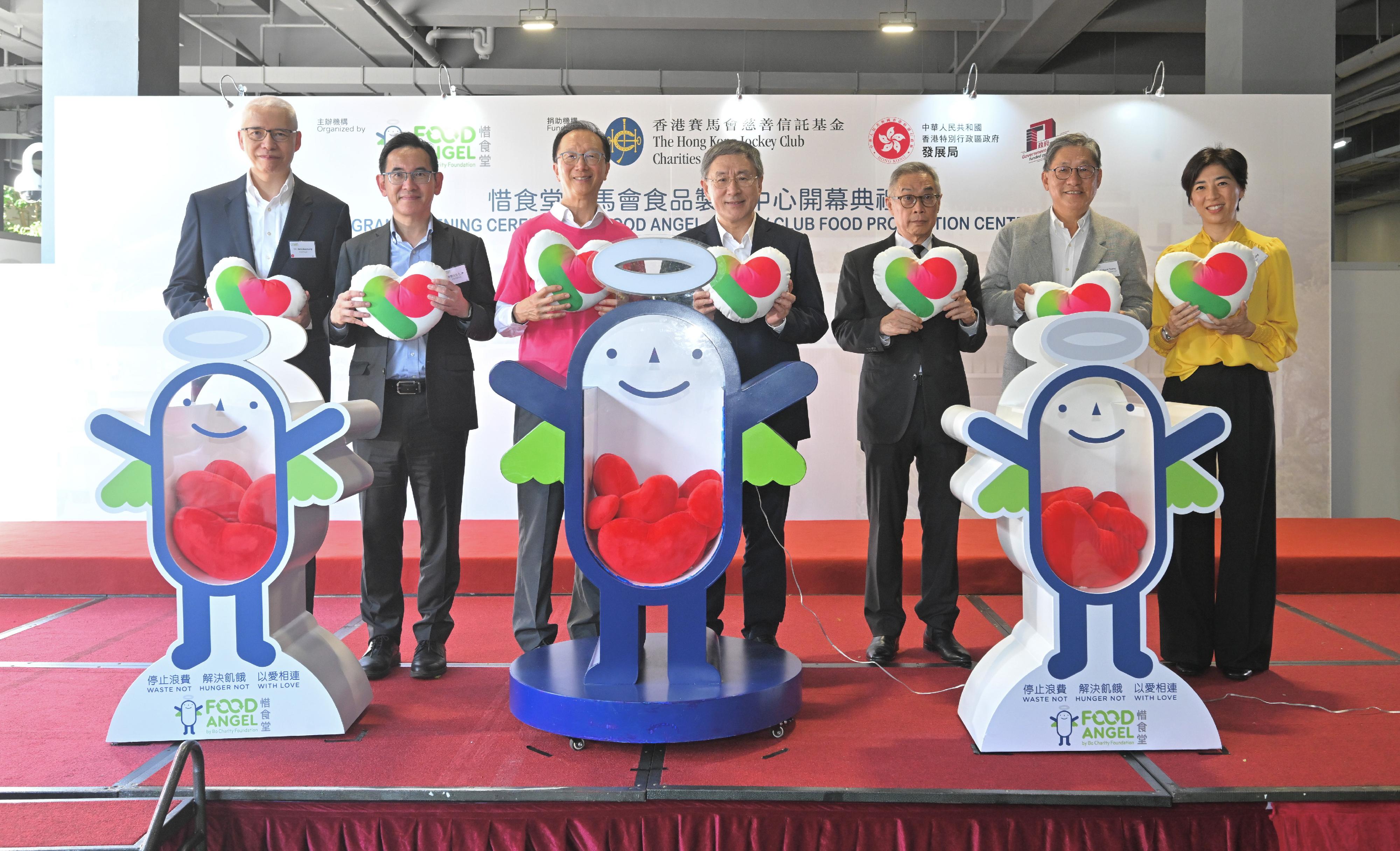 政務司副司長卓永興今日（十月十五日）出席惜食堂賽馬會食品製作中心開幕典禮。圖示（左起）惜食堂賽馬會食品製作中心督導委員會成員歐陽伯權、發展局副局長林智文、惜食堂主席梁錦松、卓永興、香港賽馬會董事胡家驃、惜食堂賽馬會食品製作中心督導委員會成員曾慶祥和惜食堂創辦人董愛麗為儀式主禮。