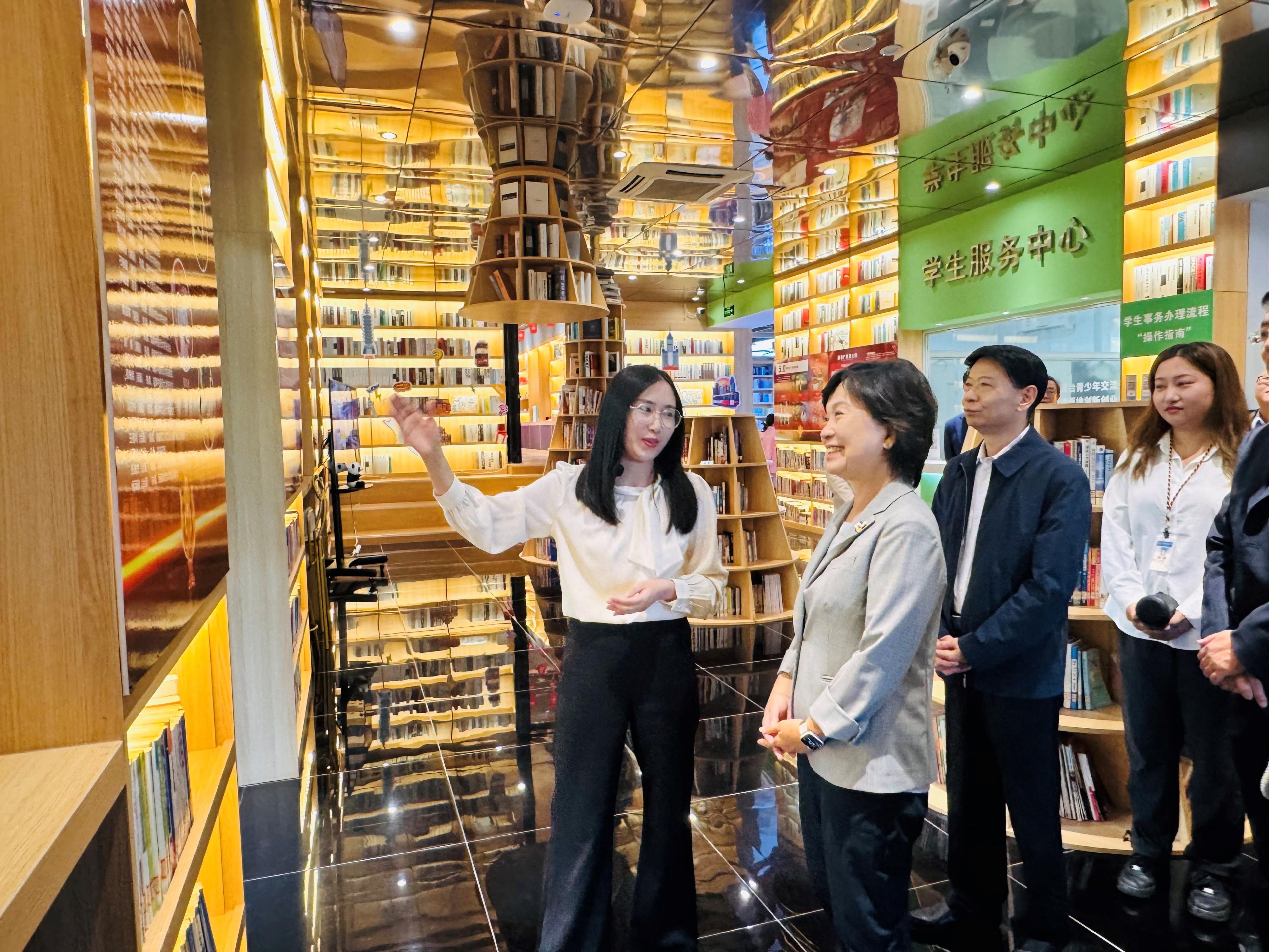 The Secretary for Education, Dr Choi Yuk-lin, visited Chengdu, Sichuan, today (October 15). Photo shows Dr Choi (second left) touring the Sichuan-Hong Kong-Macao-Taiwan youth exchange base of Sichuan Changjiang Vocational College.