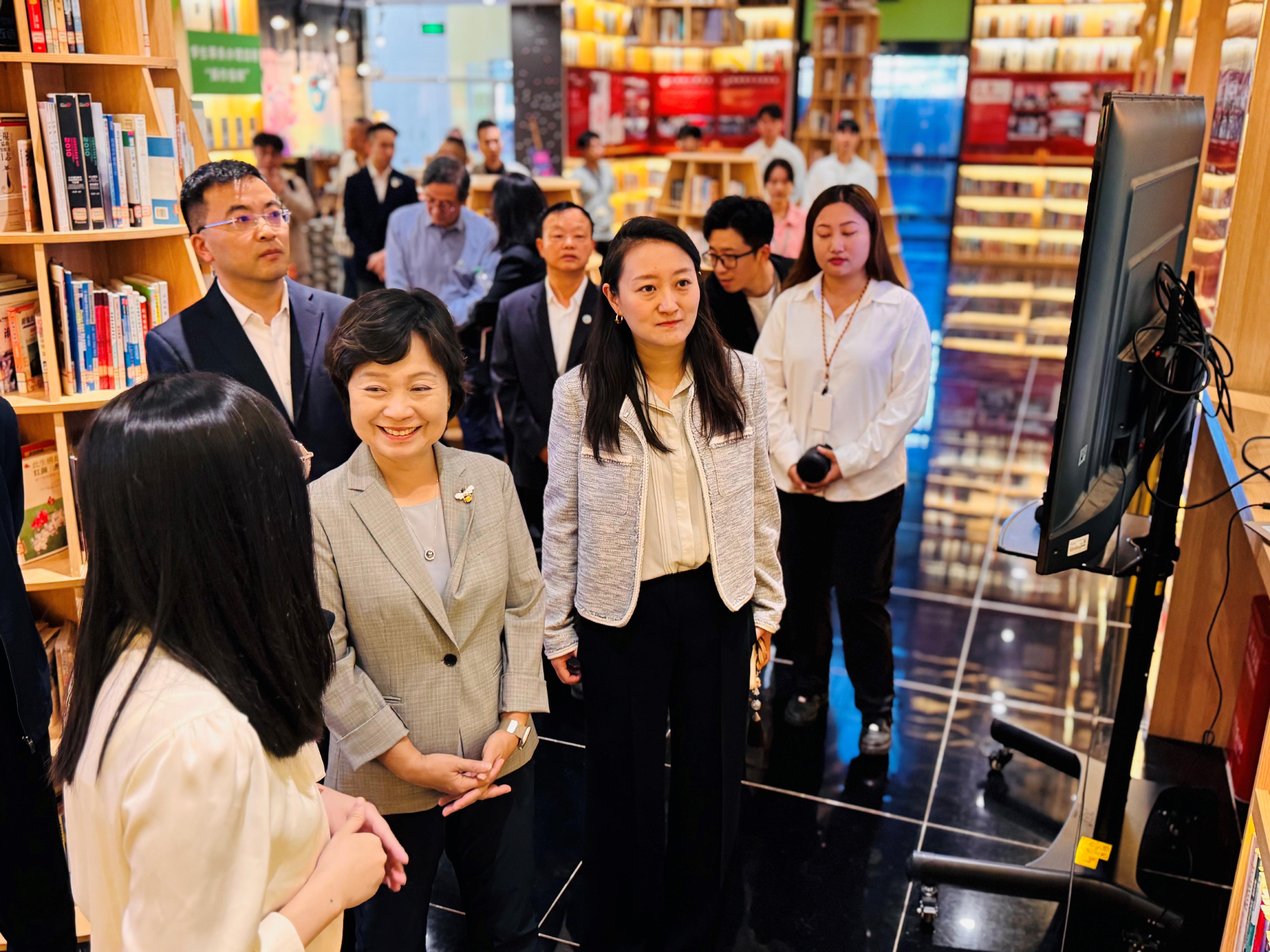 The Secretary for Education, Dr Choi Yuk-lin, visited Chengdu, Sichuan, today (October 15). Photo shows Dr Choi (front row, second left) touring the Sichuan-Hong Kong-Macao-Taiwan youth exchange base of Sichuan Changjiang Vocational College.