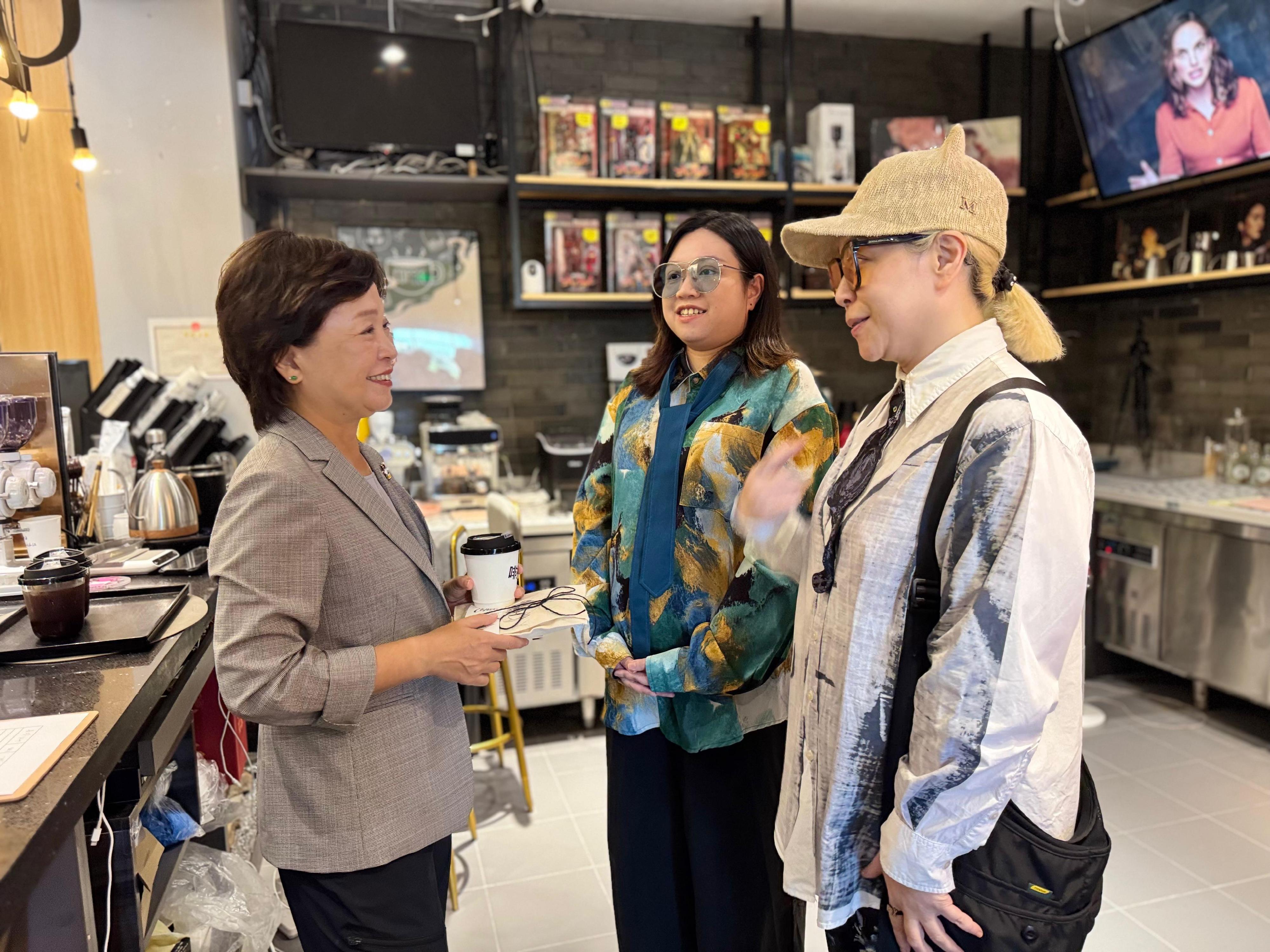 The Secretary for Education, Dr Choi Yuk-lin, visited Chengdu, Sichuan, today (October 15). Photo shows Dr Choi (left) meeting with Hong Kong people working in Chengdu to learn about their entrepreneurial experiences.