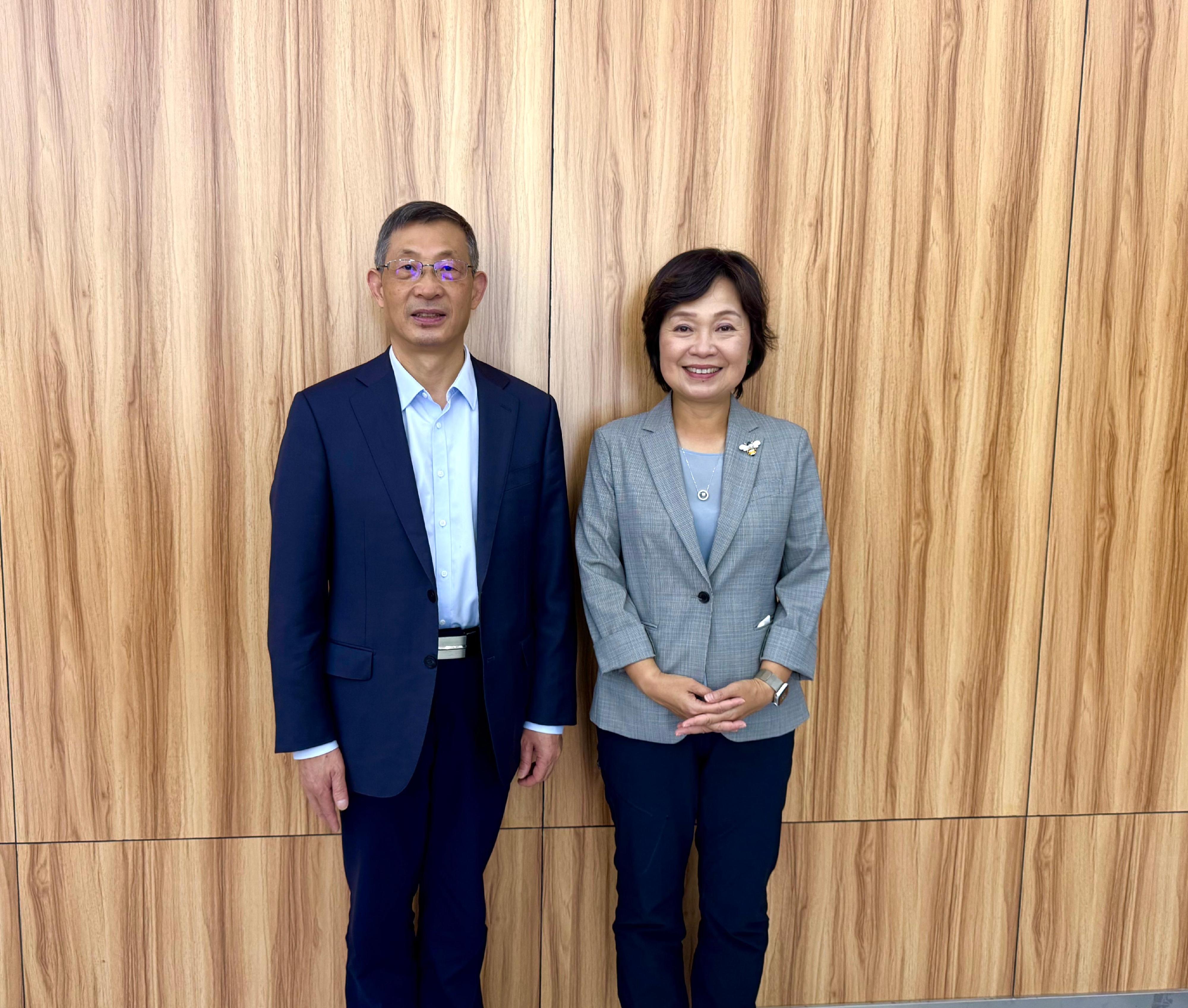  The Secretary for Education, Dr Choi Yuk-lin, visited Chengdu, Sichuan, today (October 15). Photo shows Dr Choi (right) meeting with the Director-General of the Department of Education of Sichuan Province, Professor Yu Xiaoqi (left).