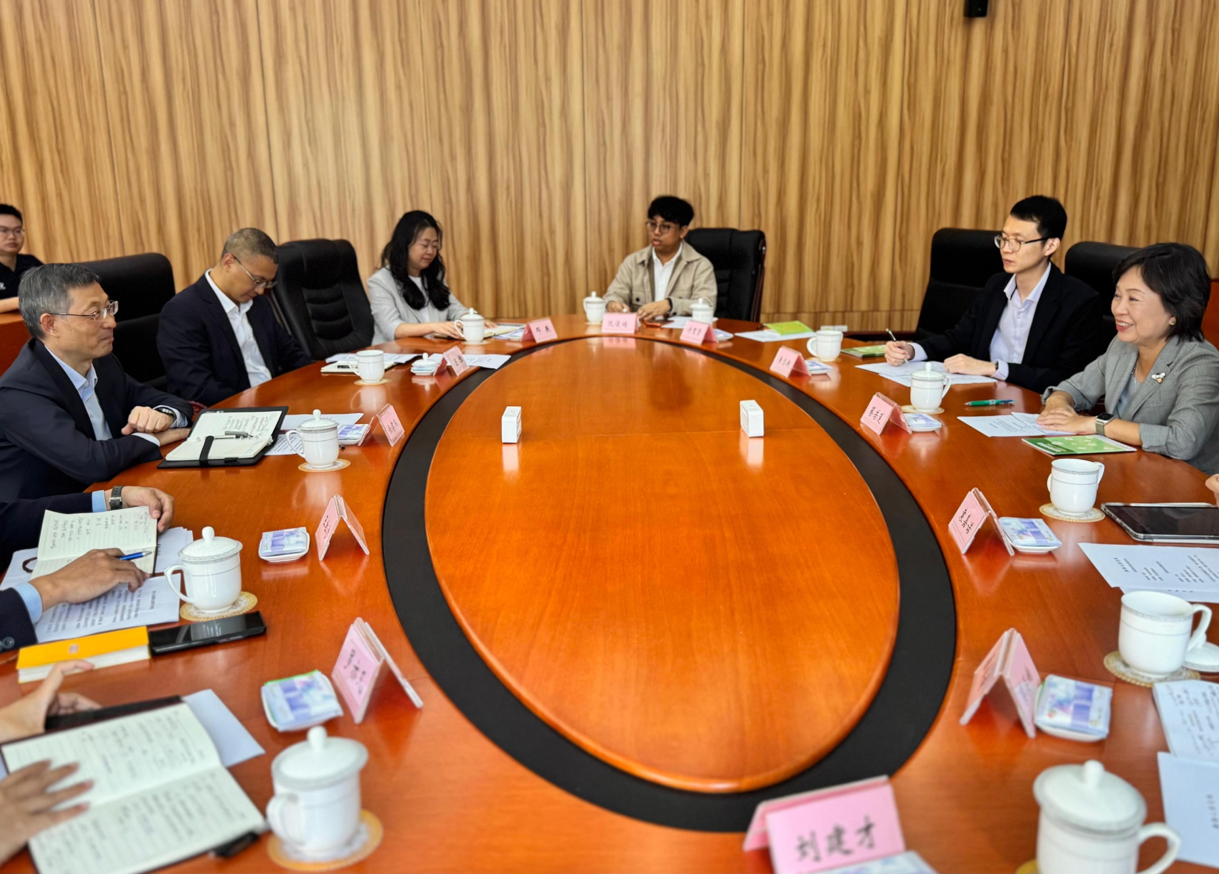  The Secretary for Education, Dr Choi Yuk-lin, visited Chengdu, Sichuan, today (October 15). Photo shows Dr Choi (first right) meeting with the Director-General of the Department of Education of Sichuan Province, Professor Yu Xiaoqi (first left).
