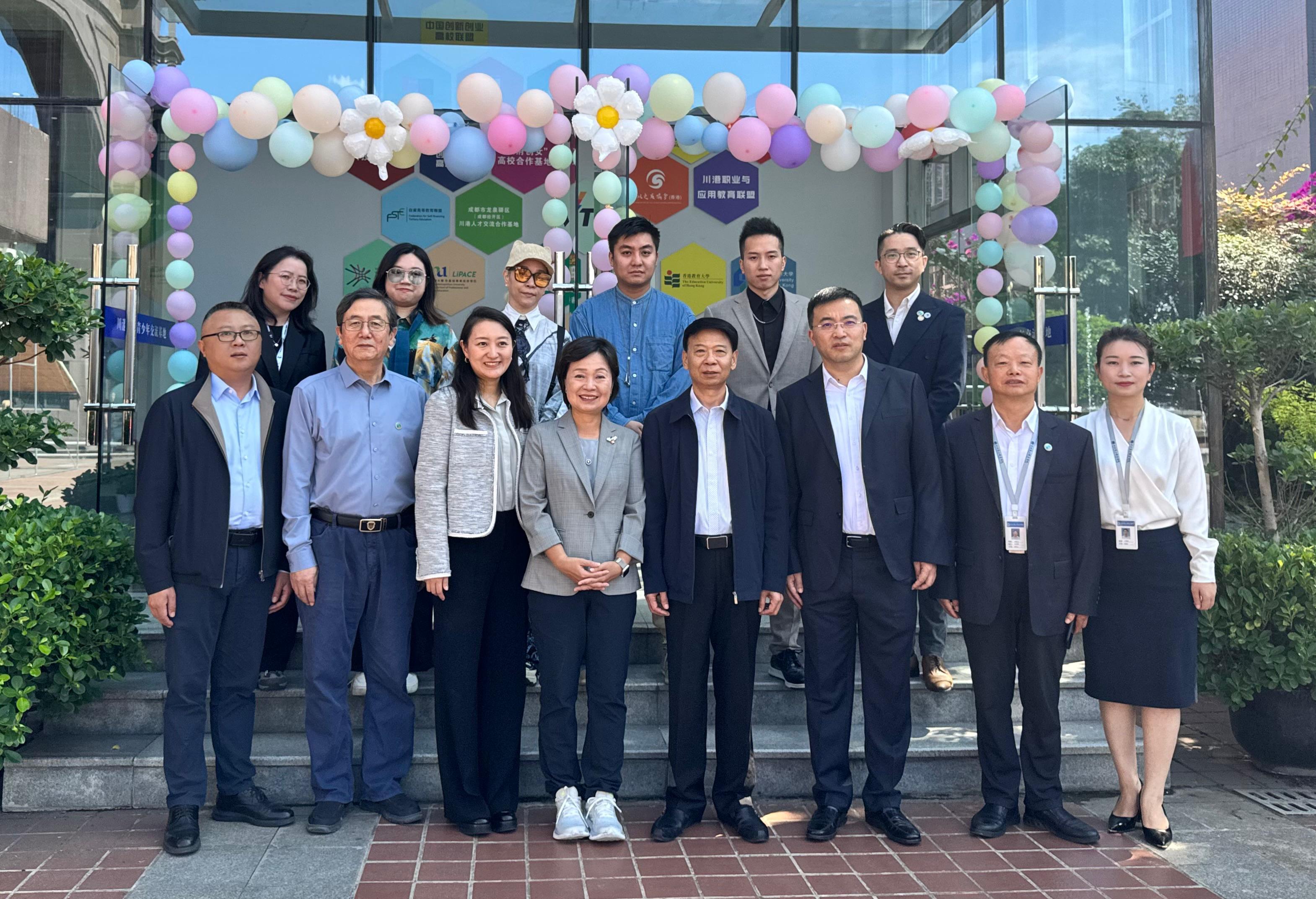 The Secretary for Education, Dr Choi Yuk-lin, visited Chengdu, Sichuan, today (October 15). Photo shows Dr Choi (front row, fourth left) with the President of Sichuan Changjiang Vocational College, Mr Han Hu (front row, third right), and other representatives of Sichuan Changjiang Vocational College after visiting the college.