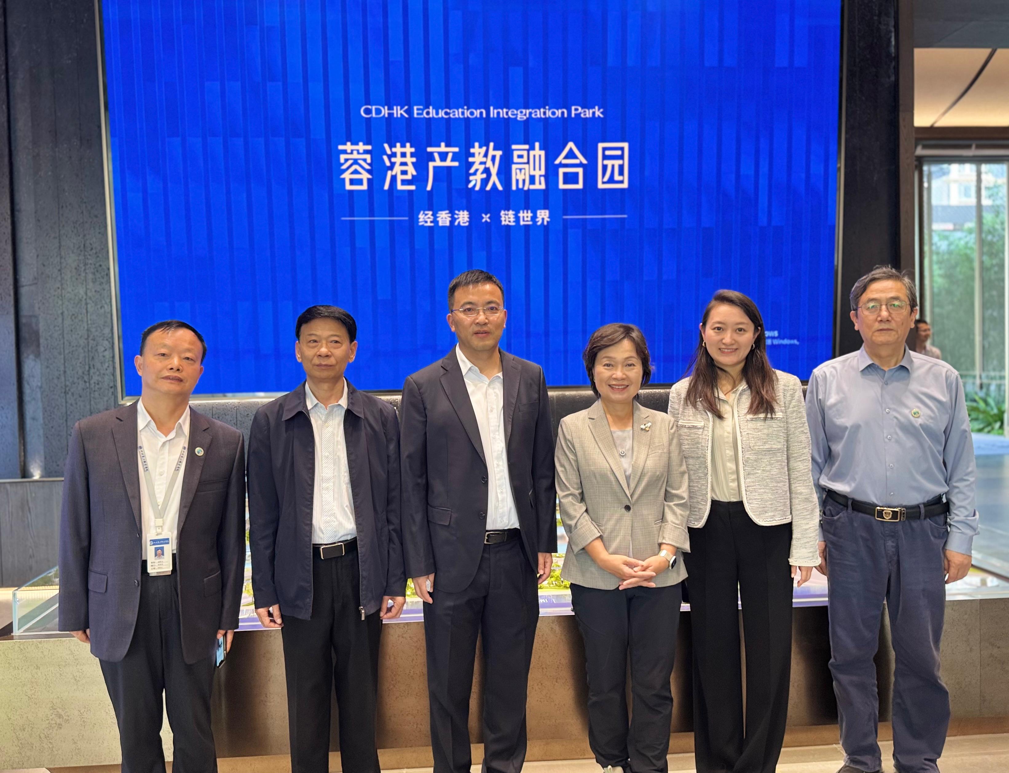 The Secretary for Education, Dr Choi Yuk-lin, visited Chengdu, Sichuan, today (October 15). Photo shows Dr Choi (third right) with the President of Sichuan Changjiang Vocational College, Mr Han Hu (third left), and other representatives of Sichuan Changjiang Vocational College after being briefed on the development of the Chengdu-Hong Kong industry-education integration park of Sichuan Changjiang Vocational College.