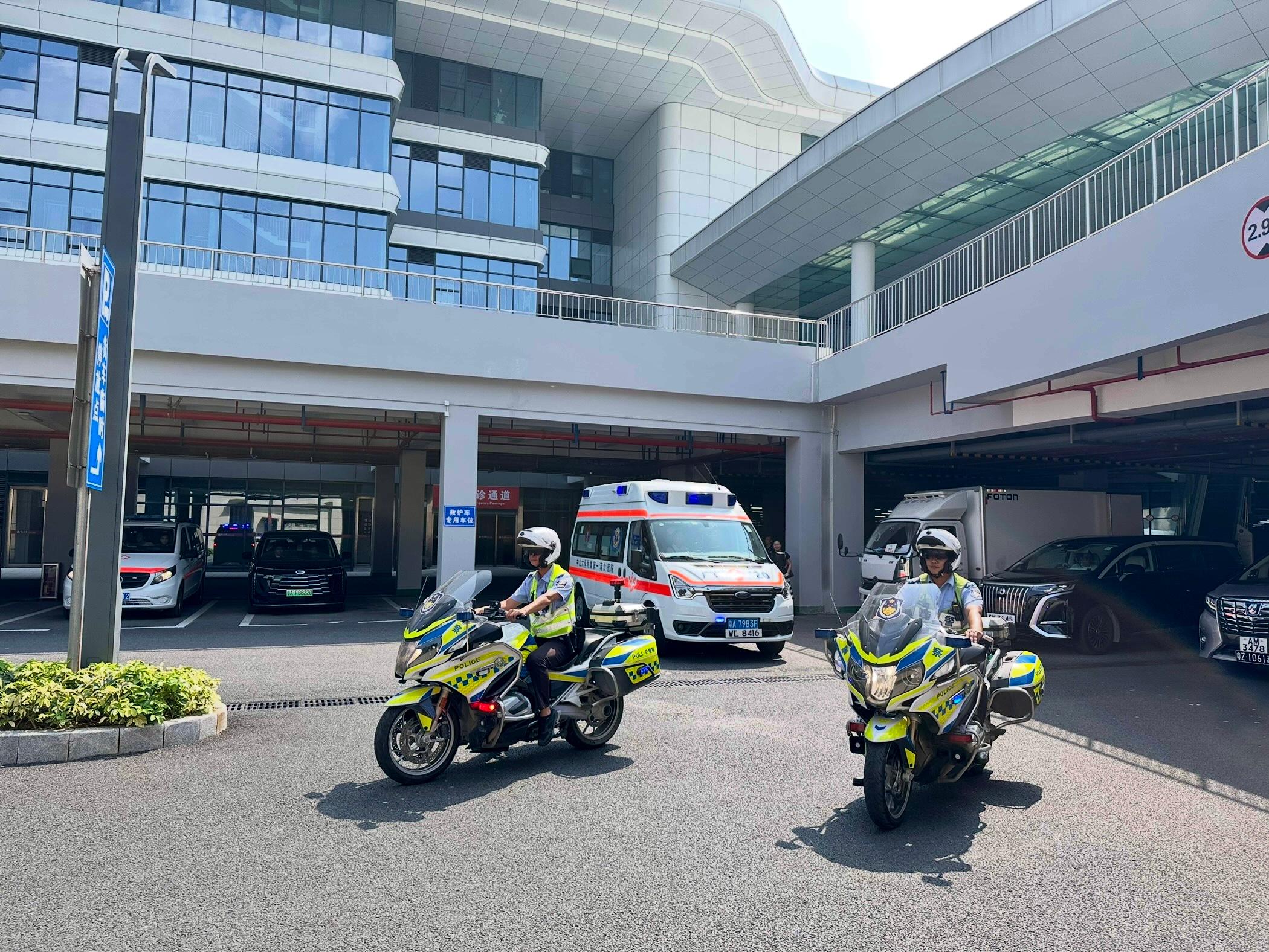 The Hong Kong Special Administrative Region Government, in collaboration with the Nansha District People's Government of Guangzhou Municipality, conducted a drill for the Pilot Scheme for Direct Cross-boundary Ambulance Transfer in the Greater Bay Area today (October 16). Photo shows the Nansha cross-boundary ambulance used for the drill departing from the Nansha Division of the First Affiliated Hospital, Sun Yat-sen University.