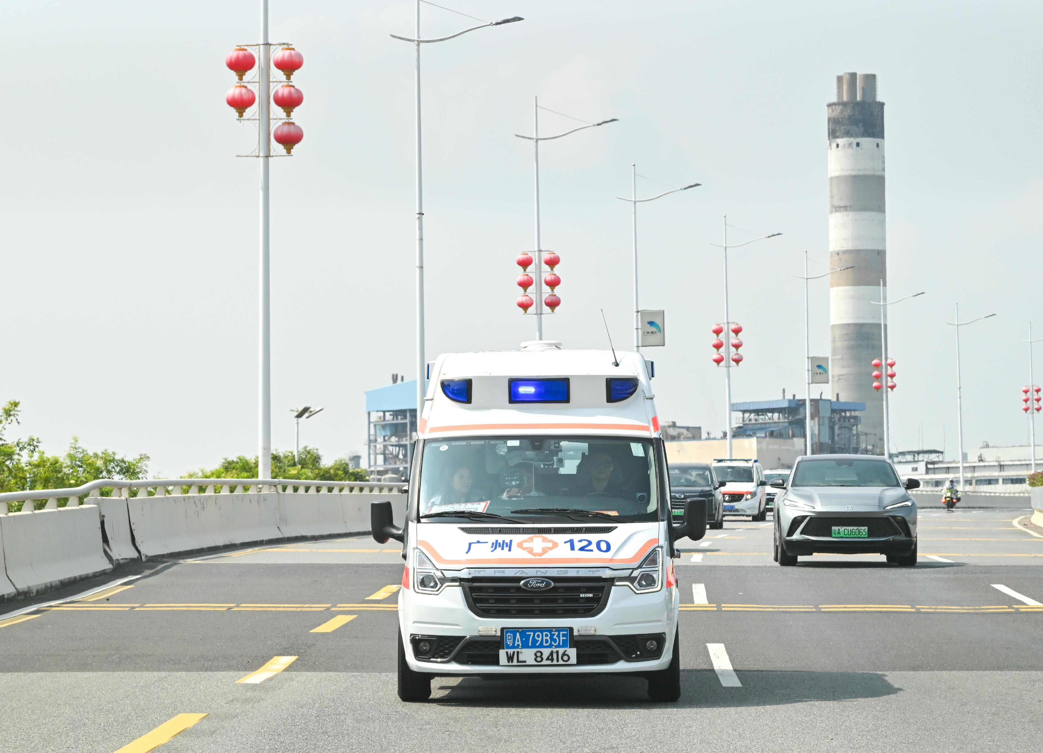 The Hong Kong Special Administrative Region Government, in collaboration with the Nansha District People's Government of Guangzhou Municipality, conducted a drill today (October 16) for the Pilot Scheme for Direct Cross-boundary Ambulance Transfer in the Greater Bay Area, simulating the transfer of patients by cross-boundary ambulance between the Nansha Division of the First Affiliated Hospital, Sun Yat-sen University (NSSYH) and the Tuen Mun Hospital, with a view to testing the route and immigration arrangements. Photo shows the Nansha cross-boundary ambulance used for the drill heading to Shenzhen Bay Port from NSSYH.