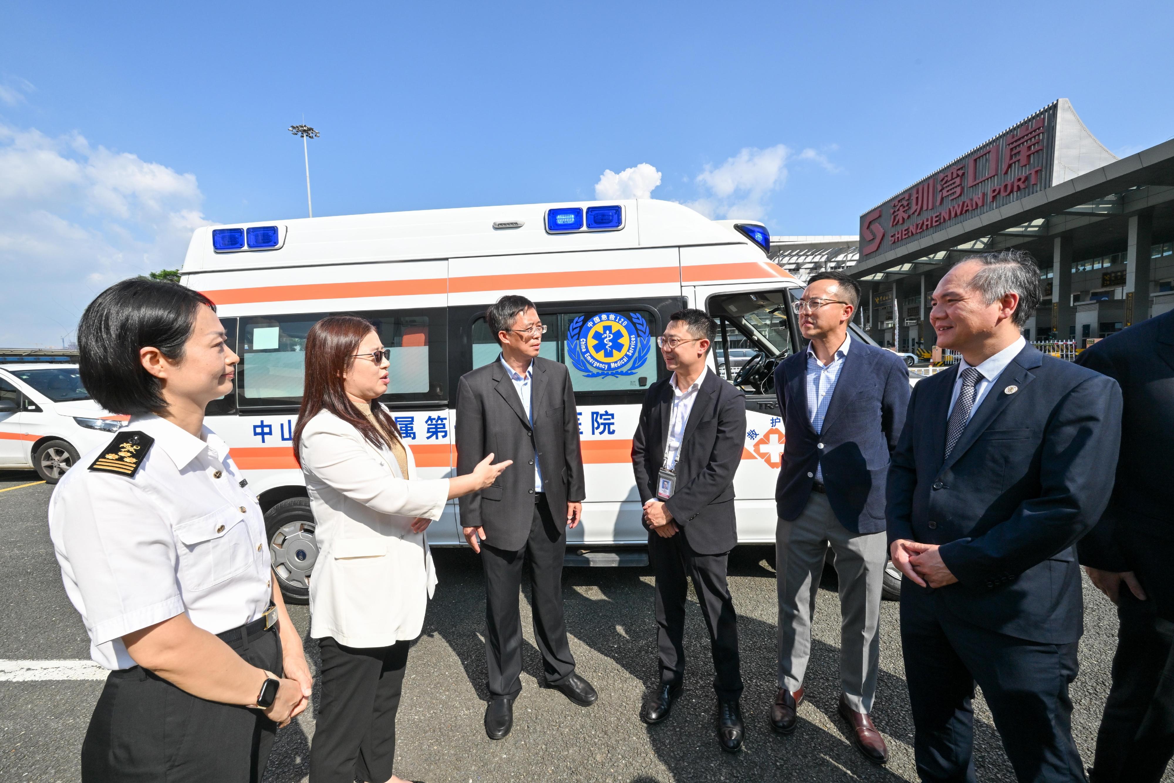 The Hong Kong Special Administrative Region Government, in collaboration with the Nansha District People's Government of Guangzhou Municipality, conducted a drill for the Pilot Scheme for Direct Cross-boundary Ambulance Transfer in the Greater Bay Area today (October 16). Photo shows the Senior Advisor (Secretary for Health's Office), Dr Joe Fan (third right), Principal Assistant Secretary for Health Mr Gordon Chong (second right), together with Deputy Head of the Nansha District People's Government of Guangzhou Municipality, Ms Ma Jiehong (second left), Deputy Director General, Guangzhou Municipal Health Commission, Mr Zhou Duanhua (third left), and participating personnel inspecting the progress of the drill at Shenzhen Bay Port.