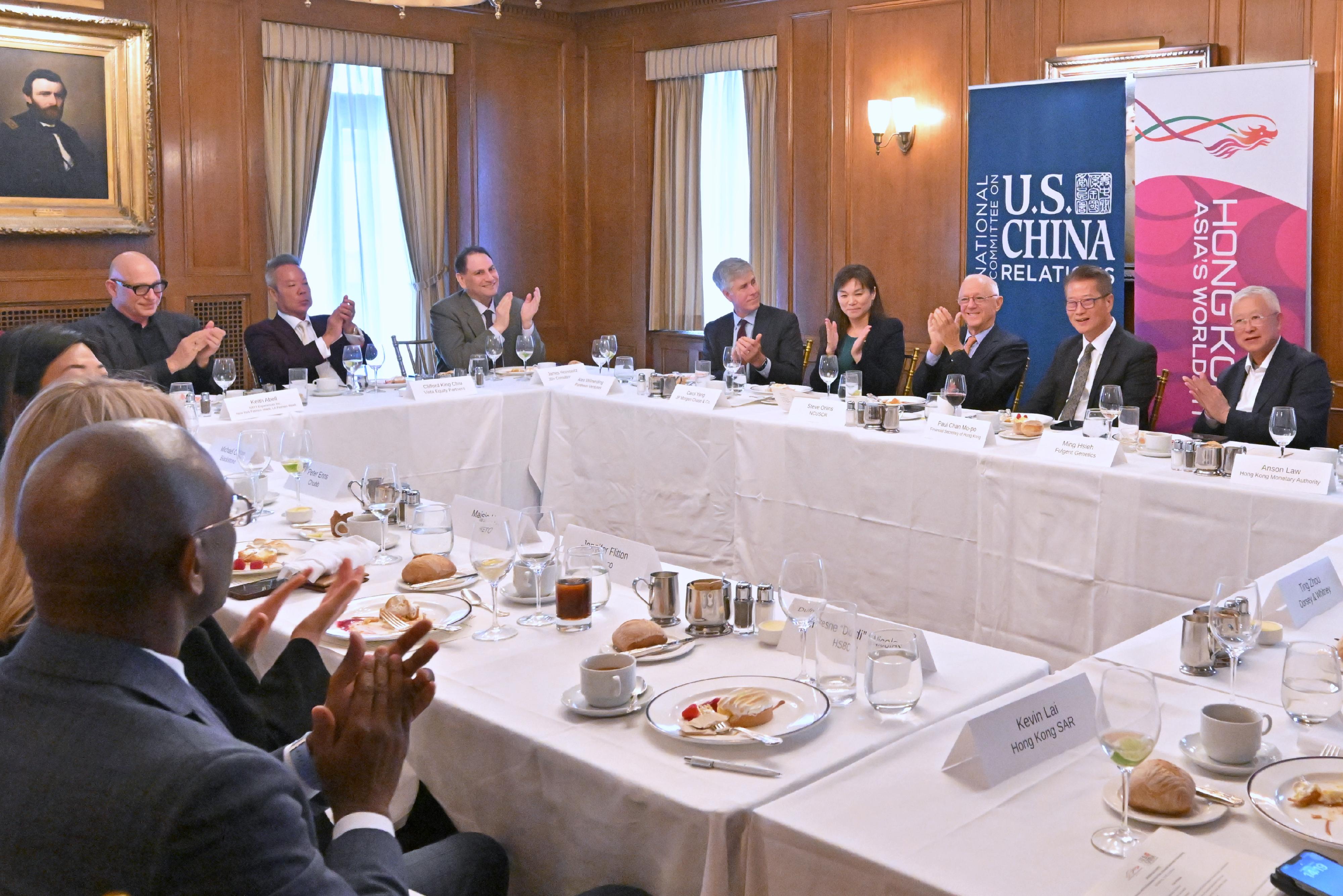 財政司司長陳茂波十月十五日（紐約時間）在美國紐約繼續訪問行程。圖示陳茂波（右二）出席由美中關係全國委員會與香港駐紐約經濟貿易辦事處聯合舉辦的午餐會。