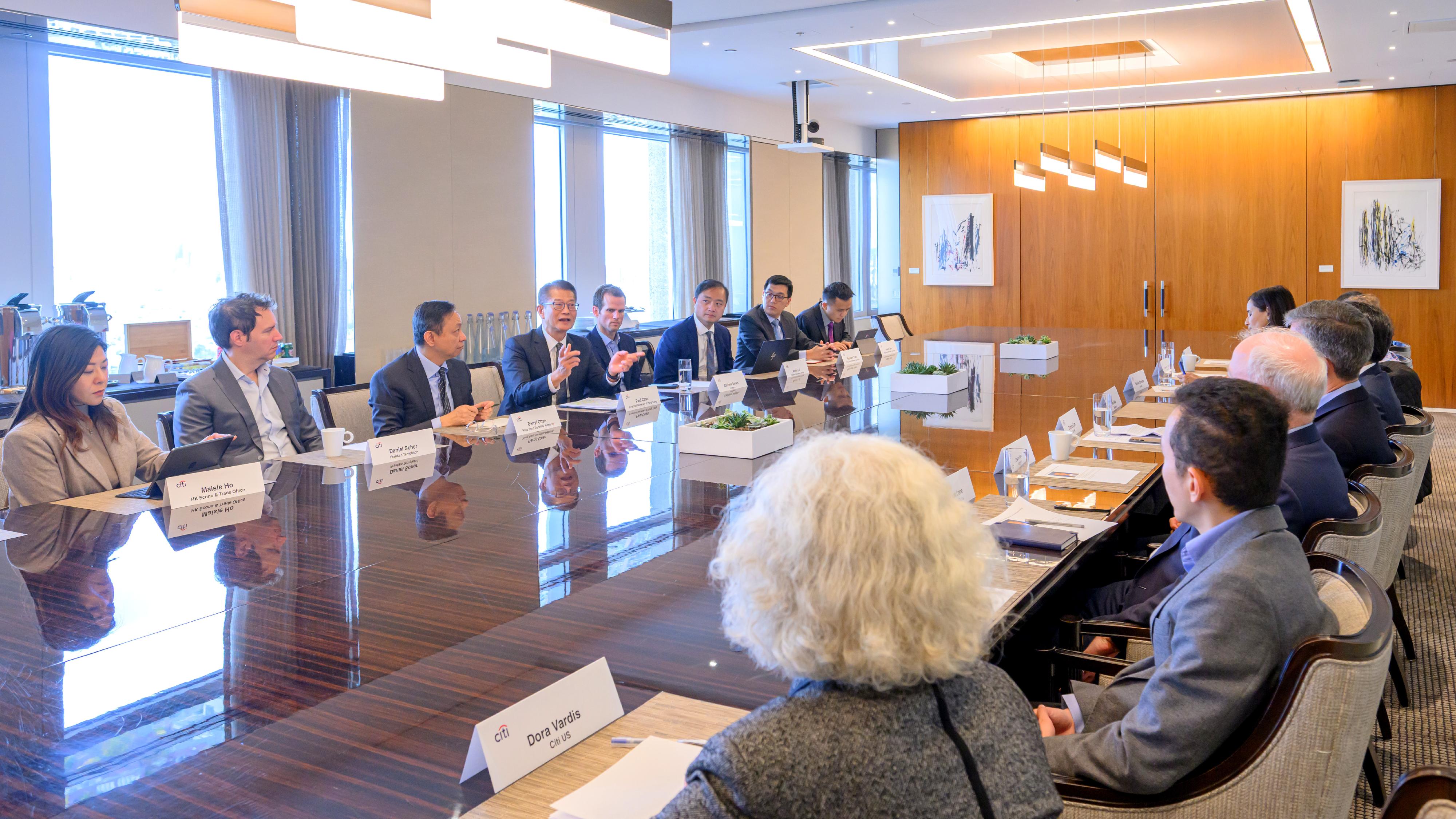 財政司司長陳茂波十月十五日（紐約時間）在美國紐約繼續訪問行程。圖示陳茂波（左四）出席與美國基金經理進行圓桌交流。