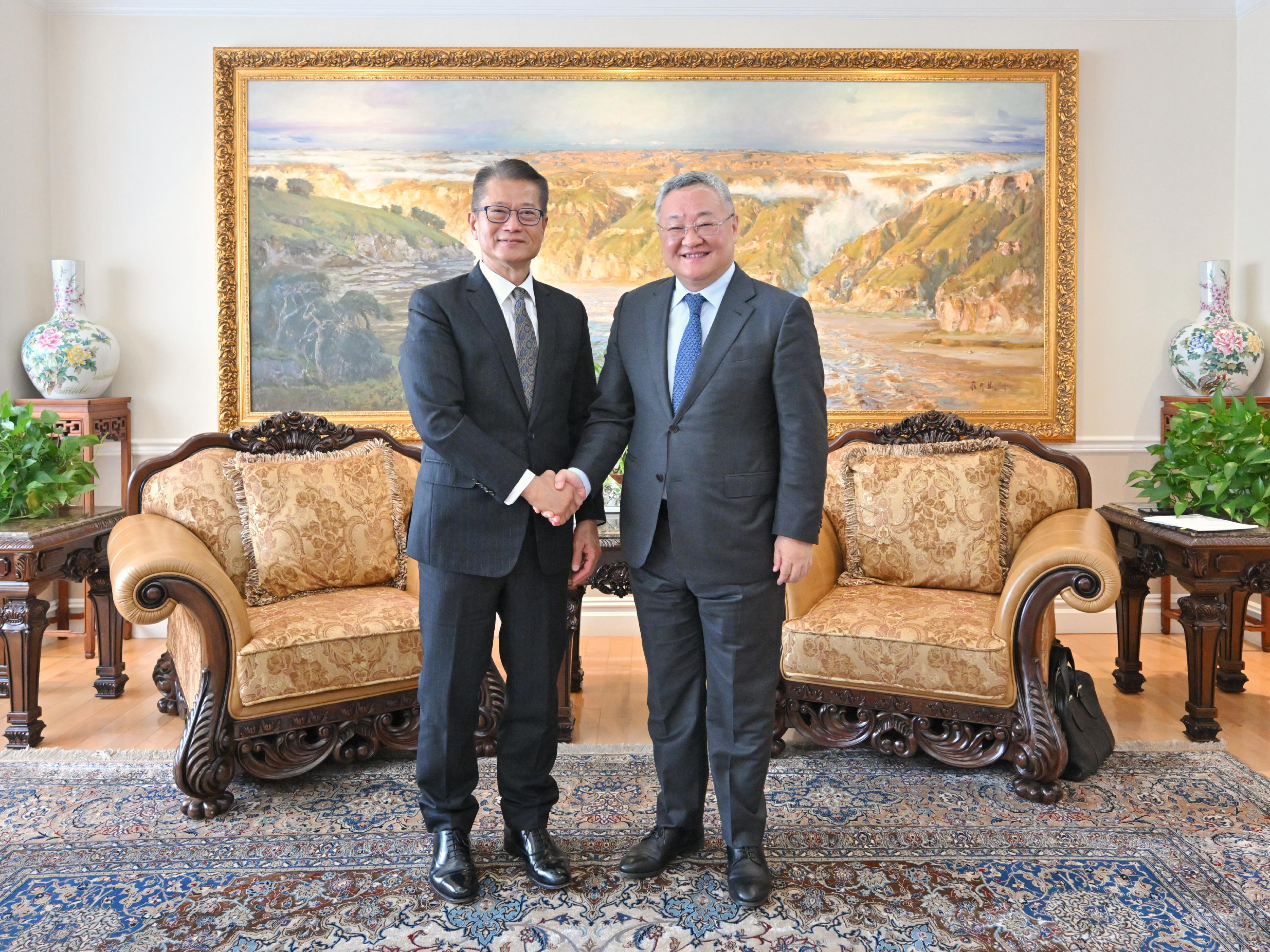 財政司司長陳茂波十月十五日（紐約時間）在美國紐約繼續訪問行程。圖示陳茂波拜會中國常駐聯合國代表傅聰大使。

