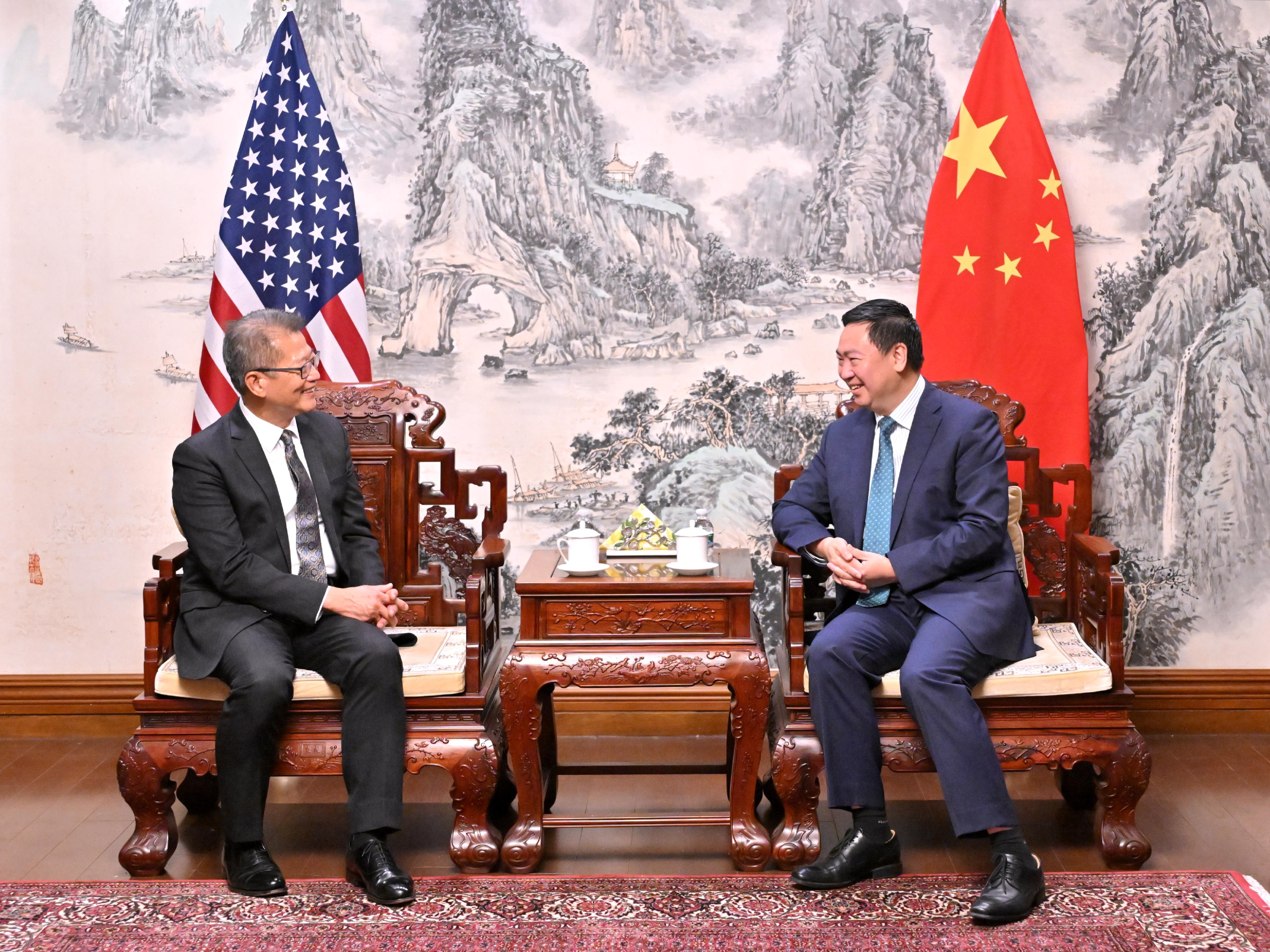 財政司司長陳茂波十月十五日（紐約時間）在美國紐約繼續訪問行程。圖示陳茂波與中國駐紐約總領事陳立大使會面。

