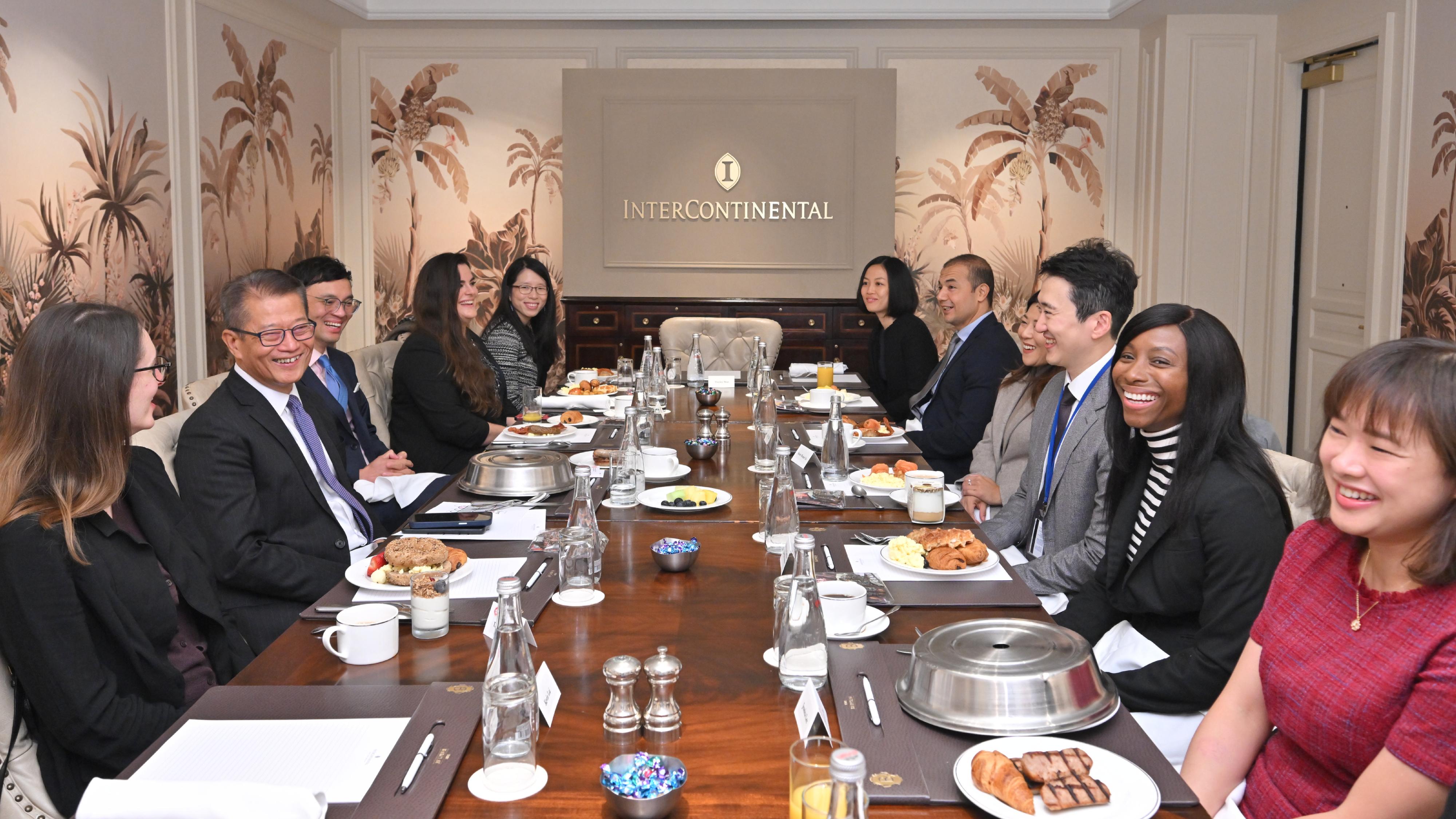 財政司司長陳茂波十月十五日（紐約時間）在美國紐約繼續訪問行程。圖示陳茂波與一批在聯合國任職的年輕人員會面。

